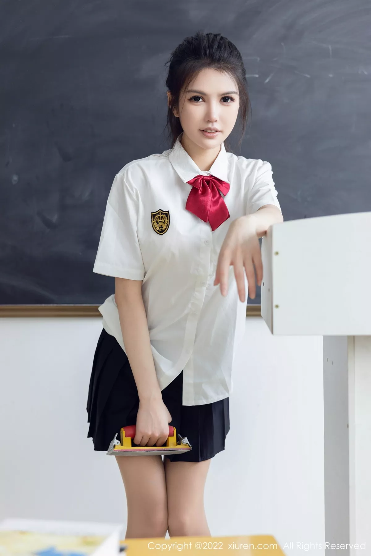 秀人集.com_[XiuRen秀人网]No.5762_模特媛媛酱belle教室场景性感白T配黑色短裙露蕾丝内衣诱惑写真71P