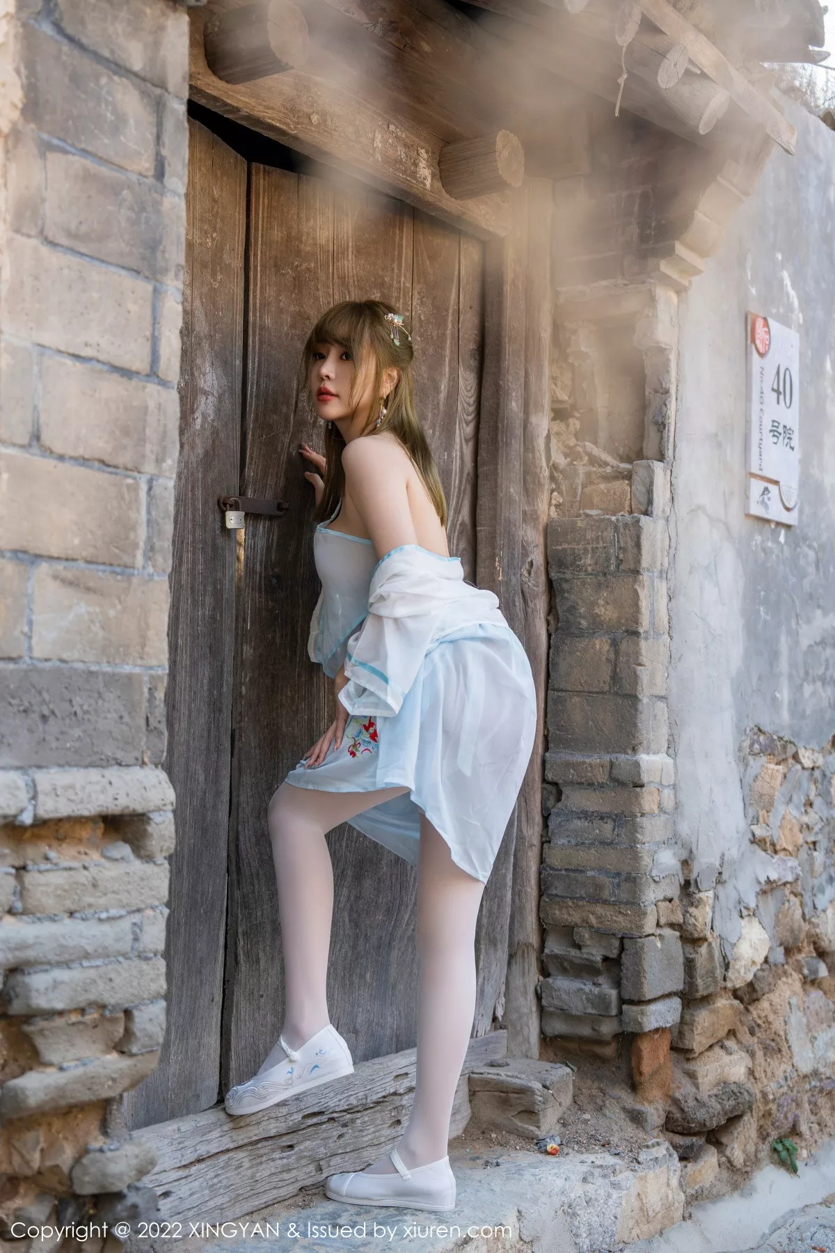 秀人集.com_[XINGYAN星颜社]VOL.150_女神王雨纯户外白色轻透古装服饰配白丝袜秀完美身材诱惑写真75P