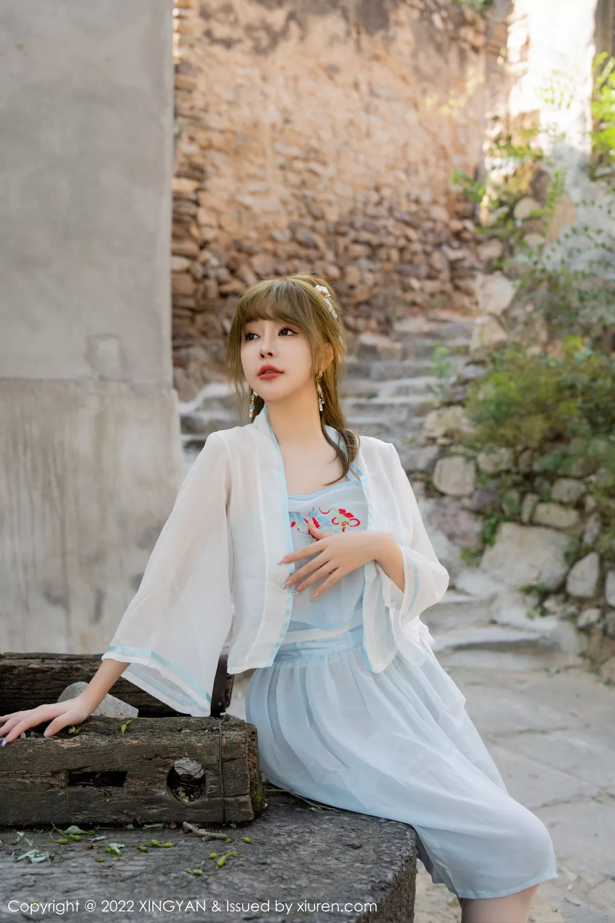 秀人集.com_[XINGYAN星颜社]VOL.150_女神王雨纯户外白色轻透古装服饰配白丝袜秀完美身材诱惑写真75P