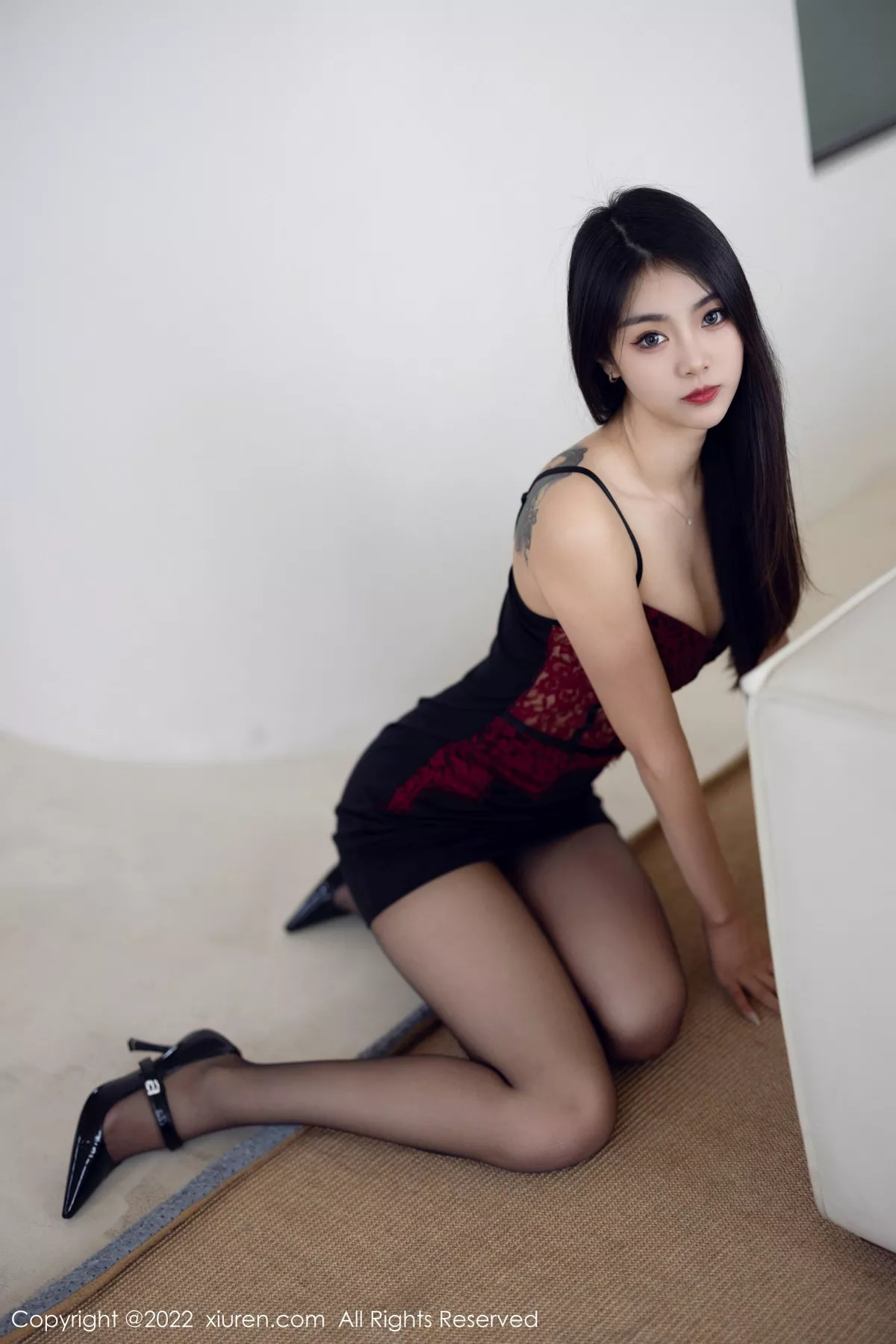 秀人集.com_[XiuRen秀人网]No.5769_模特可乐Vicky性感暗红色吊带上衣配黑短裙露超薄黑丝诱惑写真63P