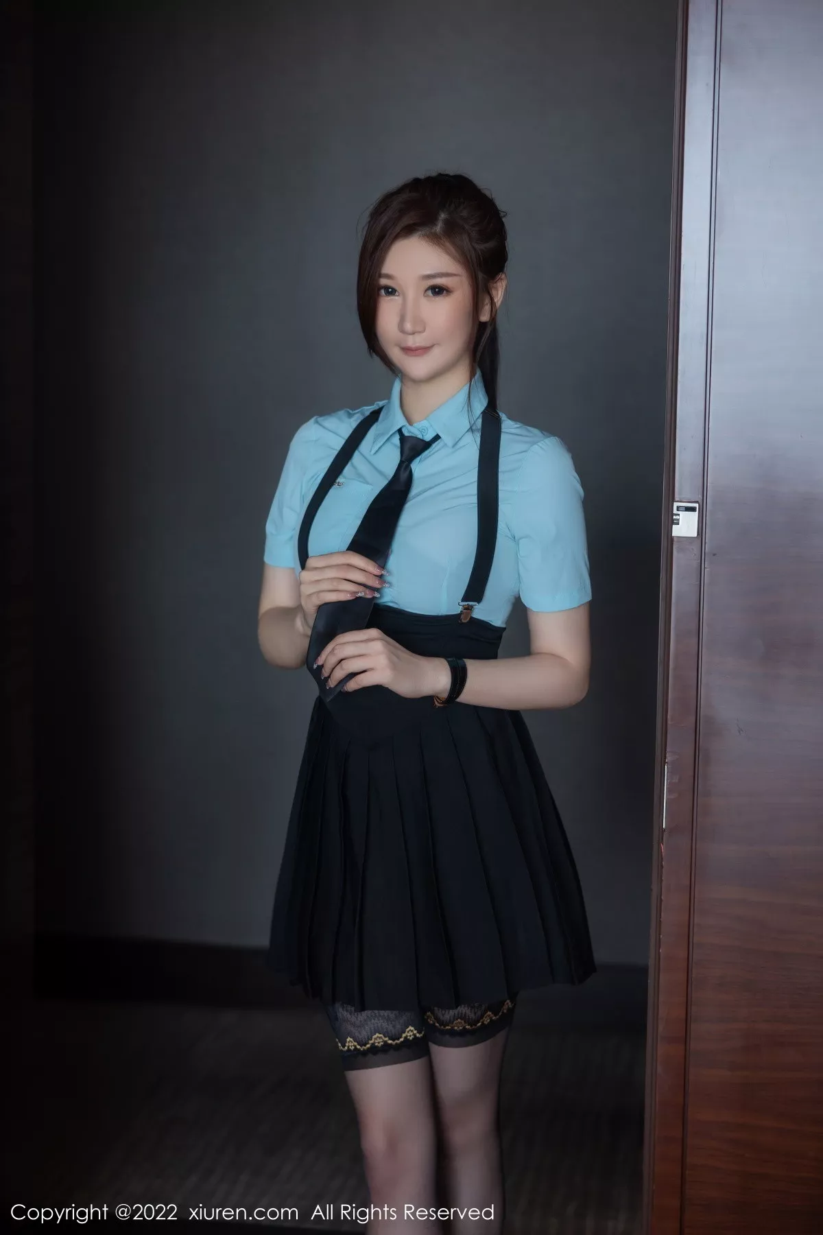 秀人集.com_[XiuRen秀人网]No.5773_模特顾乔楠Cora淡蓝T恤配黑色短裙露黑色蕾丝情趣内衣诱惑写真87P