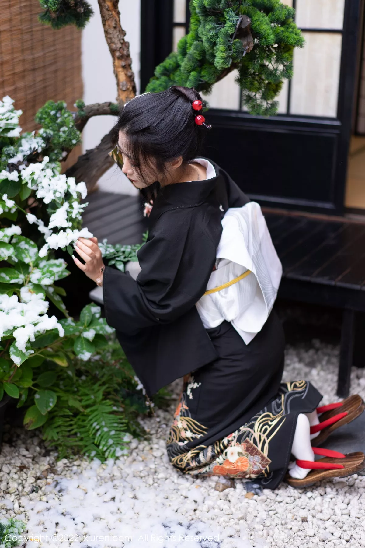 秀人集.com_[XiuRen秀人网]No.5932_模特laura阿姣性感深色日式和服半脱秀柔美身材迷人诱惑写真74P