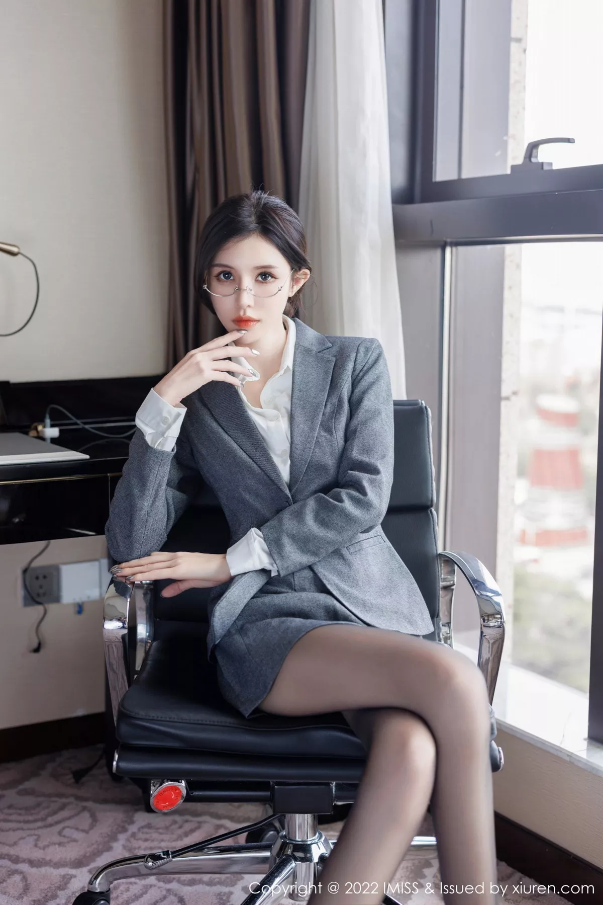 秀人集.com_[IMISS爱蜜社]Vol.708_模特泥鳅鳅私房脱灰色制服露性感蕾丝内衣配开档黑丝诱惑写真55P