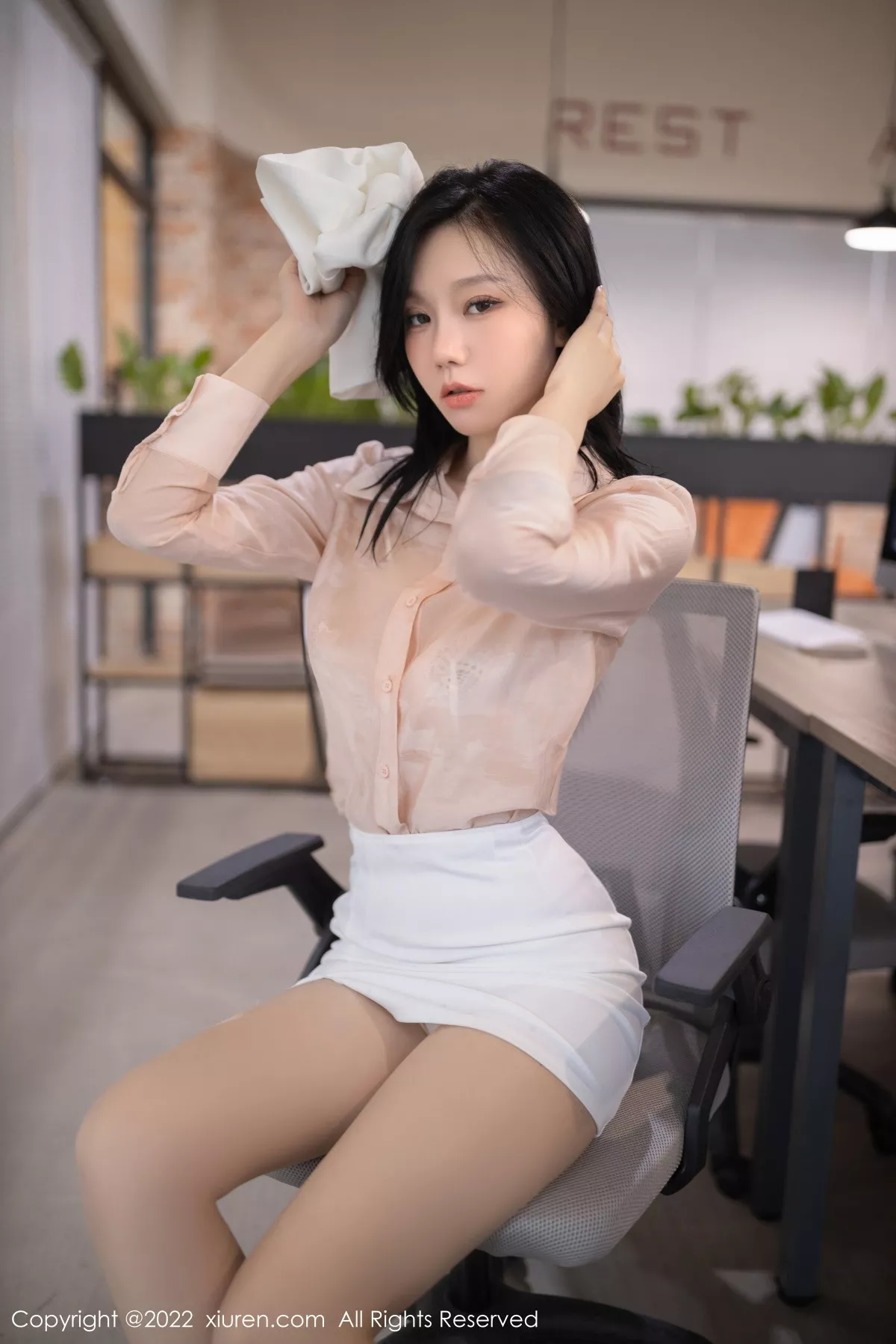 秀人集.com_[XiuRen秀人网]No.5960_模特安然anran浅色上衣配白色短裙露蕾丝内衣原色丝袜诱惑写真82P