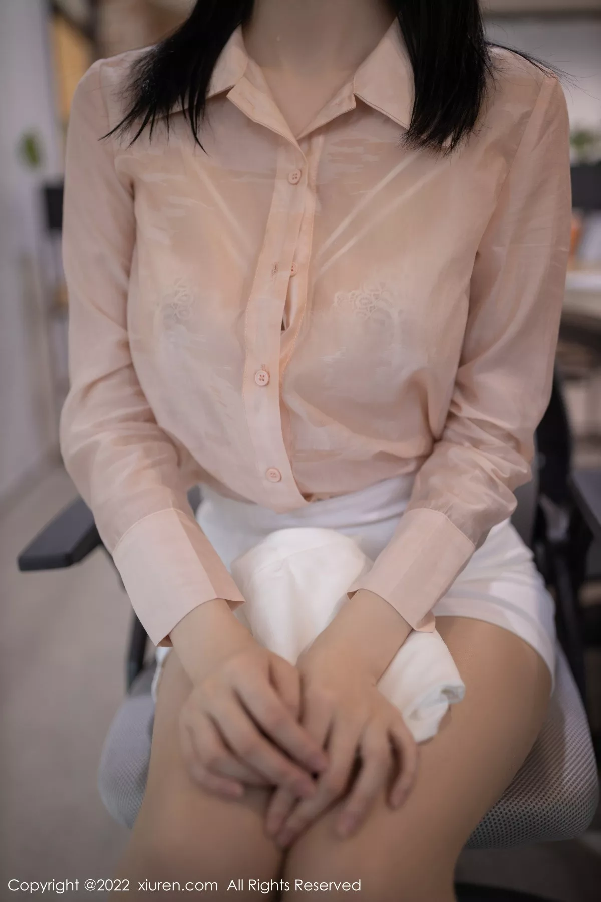 秀人集.com_[XiuRen秀人网]No.5960_模特安然anran浅色上衣配白色短裙露蕾丝内衣原色丝袜诱惑写真82P