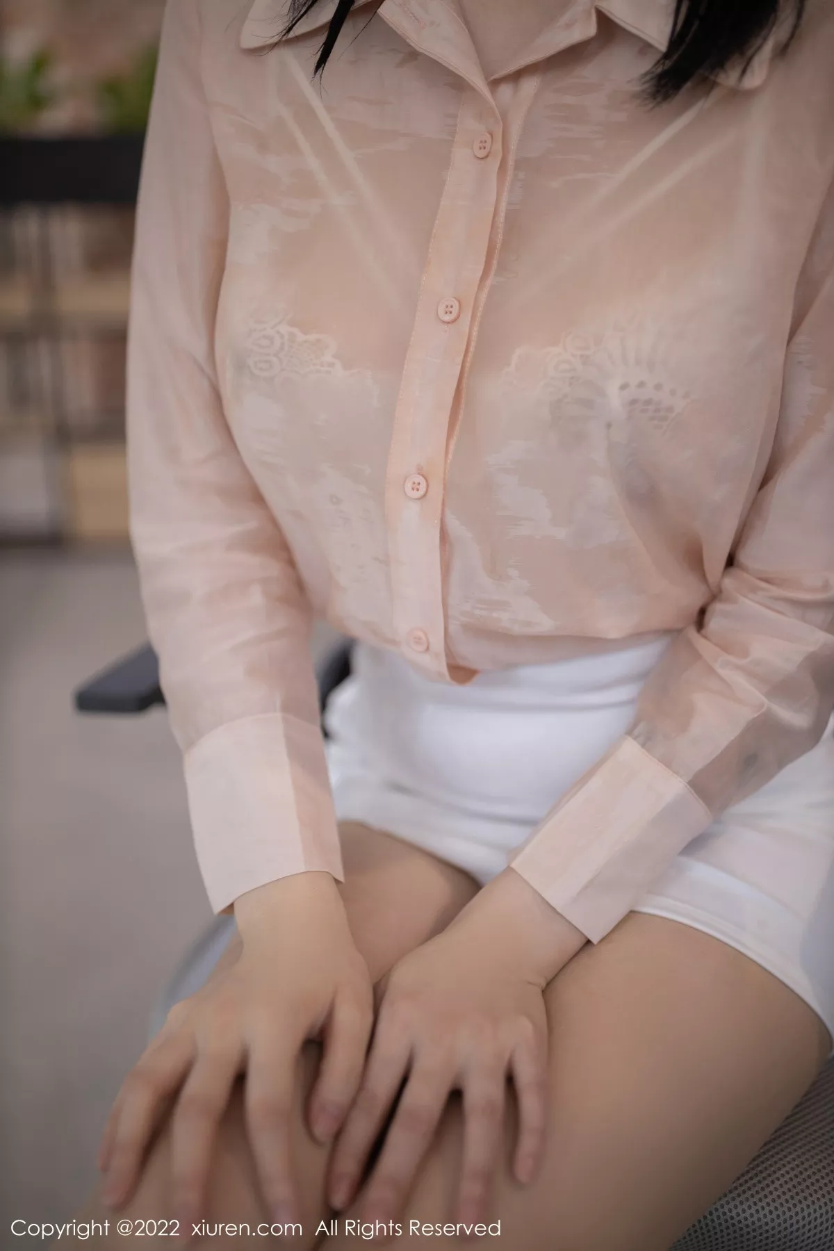 秀人集.com_[XiuRen秀人网]No.5960_模特安然anran浅色上衣配白色短裙露蕾丝内衣原色丝袜诱惑写真82P