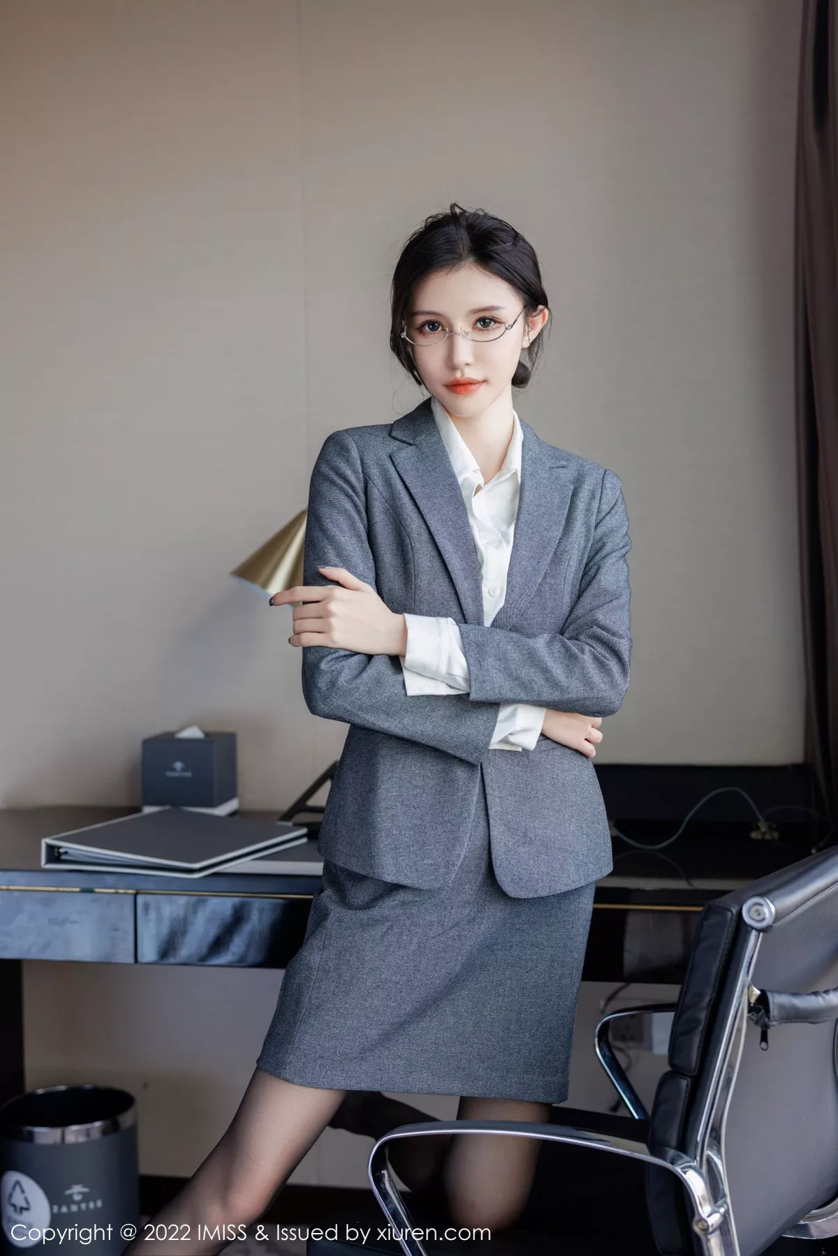 秀人集.com_[IMISS爱蜜社]Vol.708_模特泥鳅鳅私房脱灰色制服露性感蕾丝内衣配开档黑丝诱惑写真55P