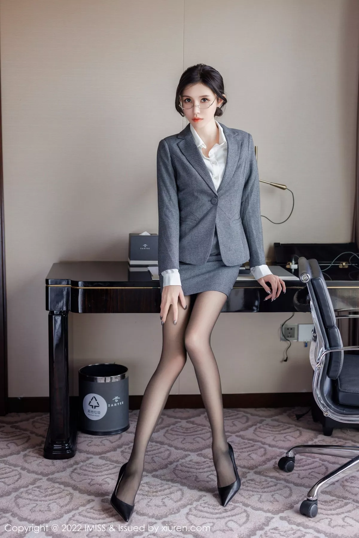 秀人集.com_[IMISS爱蜜社]Vol.708_模特泥鳅鳅私房脱灰色制服露性感蕾丝内衣配开档黑丝诱惑写真55P