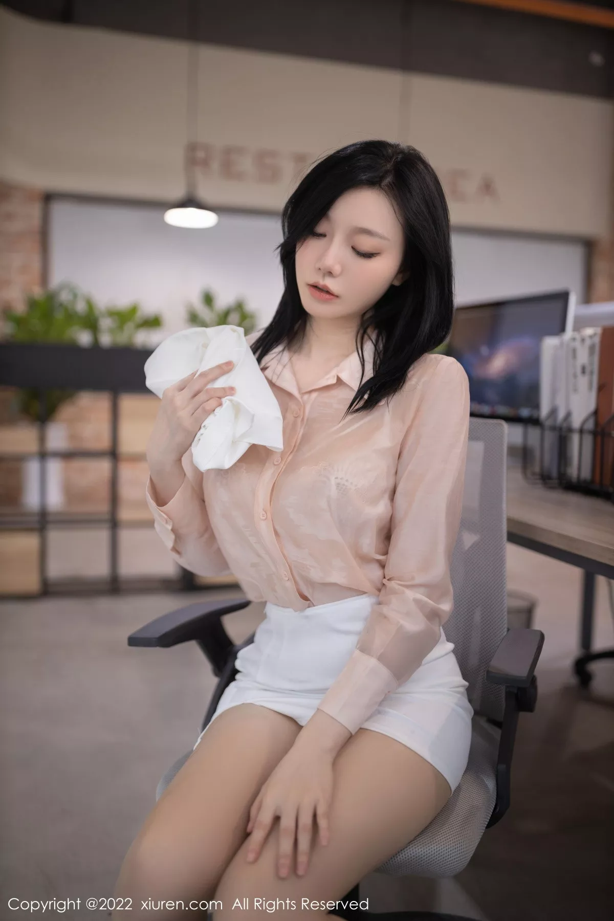 秀人集.com_[XiuRen秀人网]No.5960_模特安然anran浅色上衣配白色短裙露蕾丝内衣原色丝袜诱惑写真82P