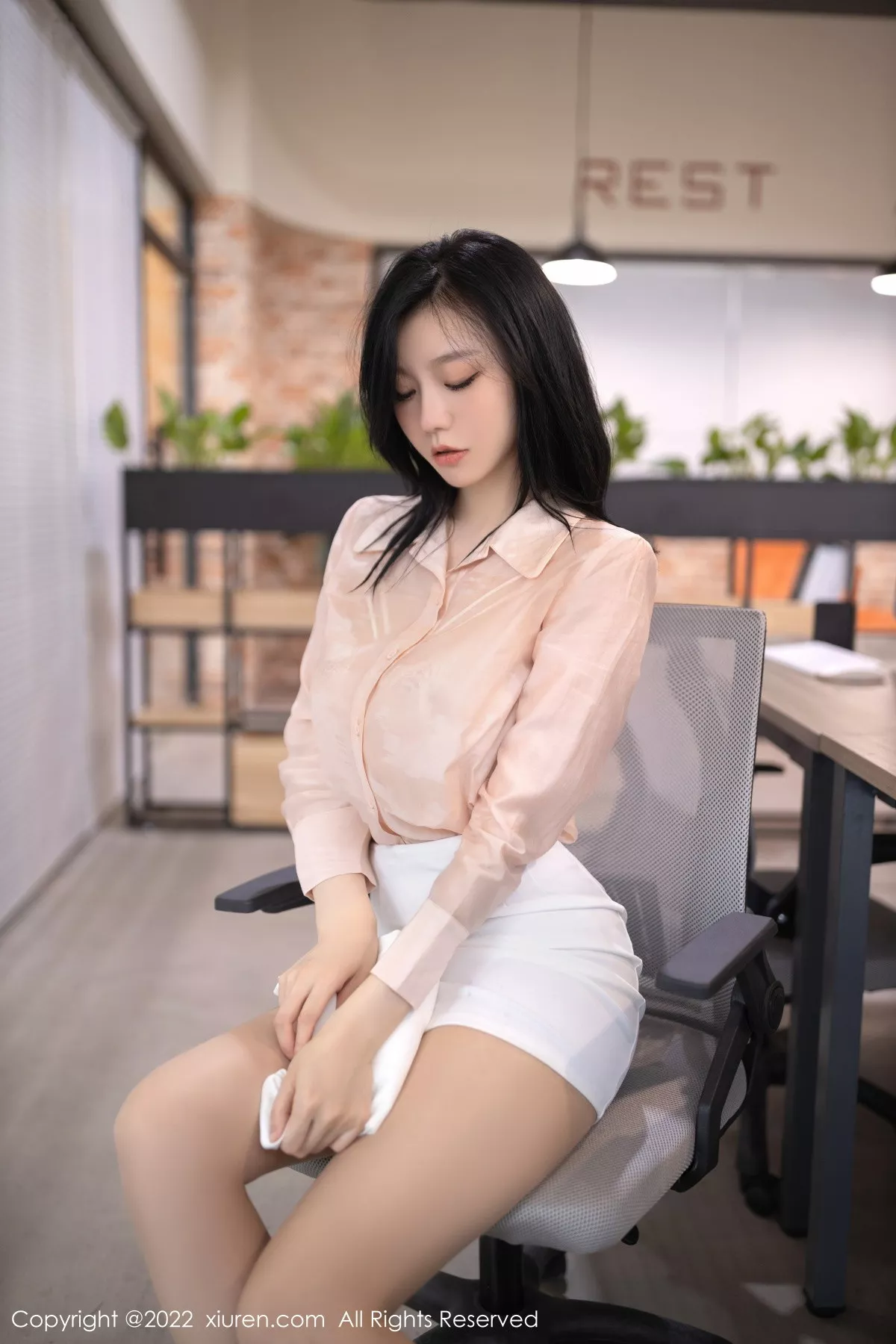 秀人集.com_[XiuRen秀人网]No.5960_模特安然anran浅色上衣配白色短裙露蕾丝内衣原色丝袜诱惑写真82P