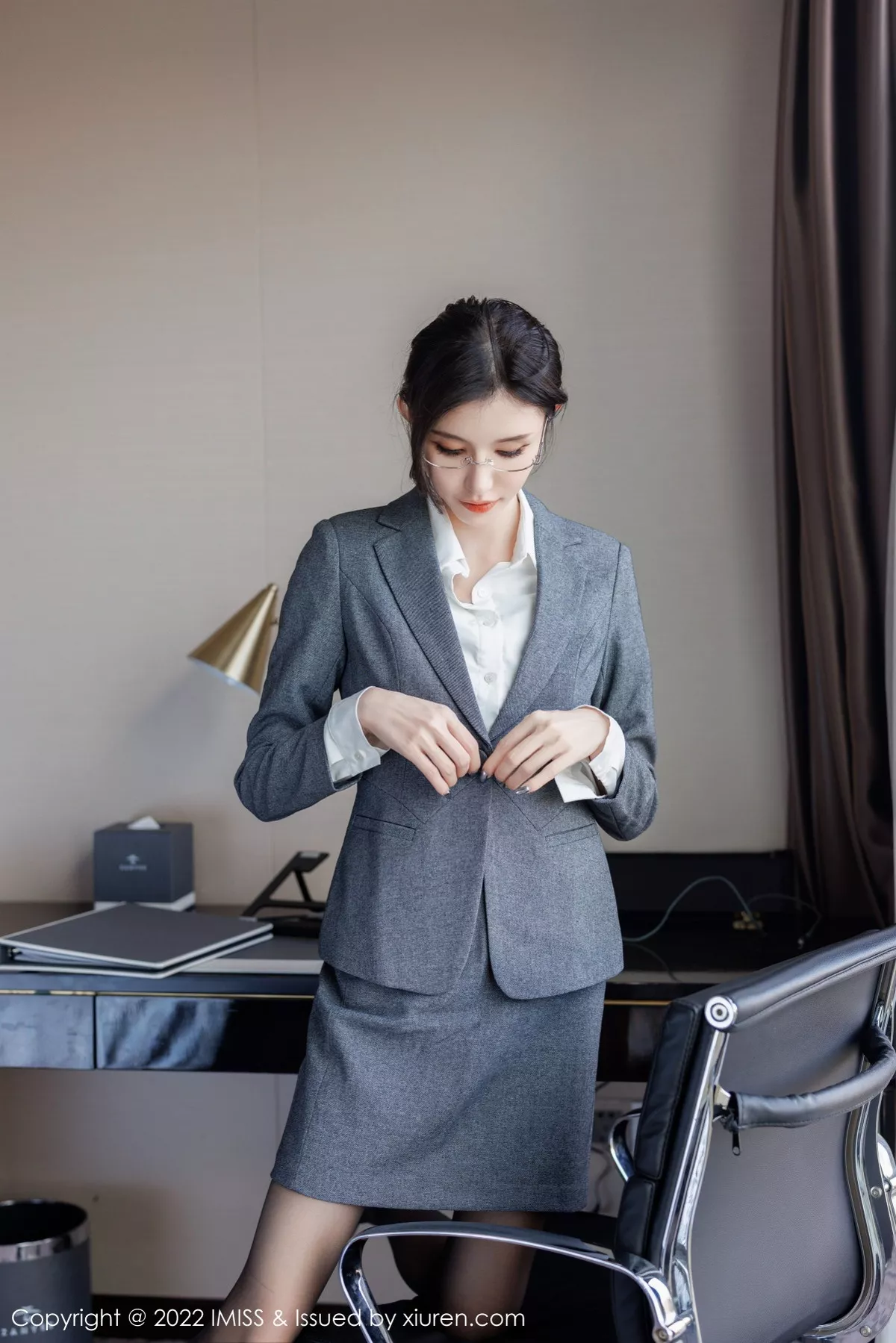 秀人集.com_[IMISS爱蜜社]Vol.708_模特泥鳅鳅私房脱灰色制服露性感蕾丝内衣配开档黑丝诱惑写真55P