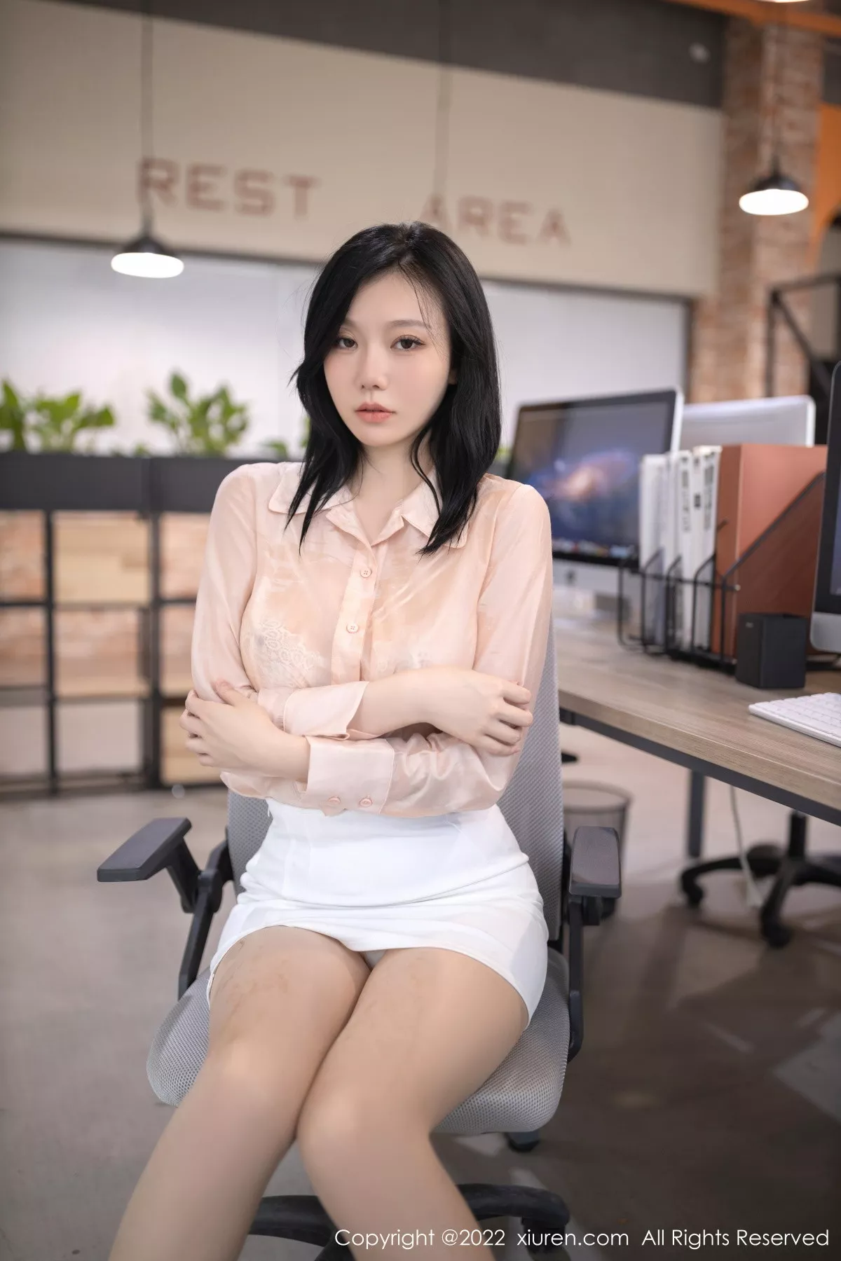 秀人集.com_[XiuRen秀人网]No.5960_模特安然anran浅色上衣配白色短裙露蕾丝内衣原色丝袜诱惑写真82P