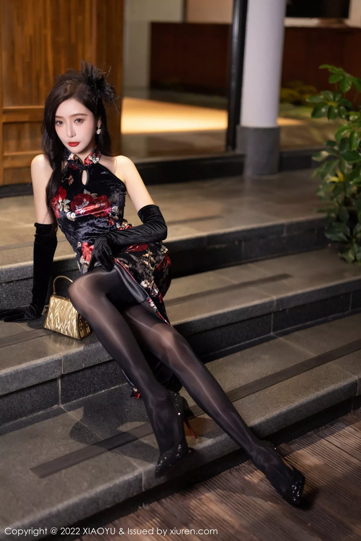 秀人集.com_[XiaoYu画语界]Vol.909_女神王馨瑶yanni脱性感深色旗袍露红色内衣配开档黑丝诱惑写真90P