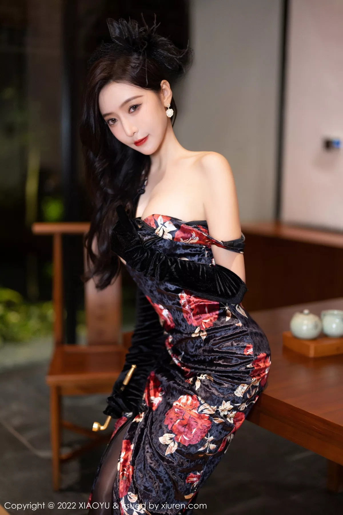 秀人集.com_[XiaoYu画语界]Vol.909_女神王馨瑶yanni脱性感深色旗袍露红色内衣配开档黑丝诱惑写真90P