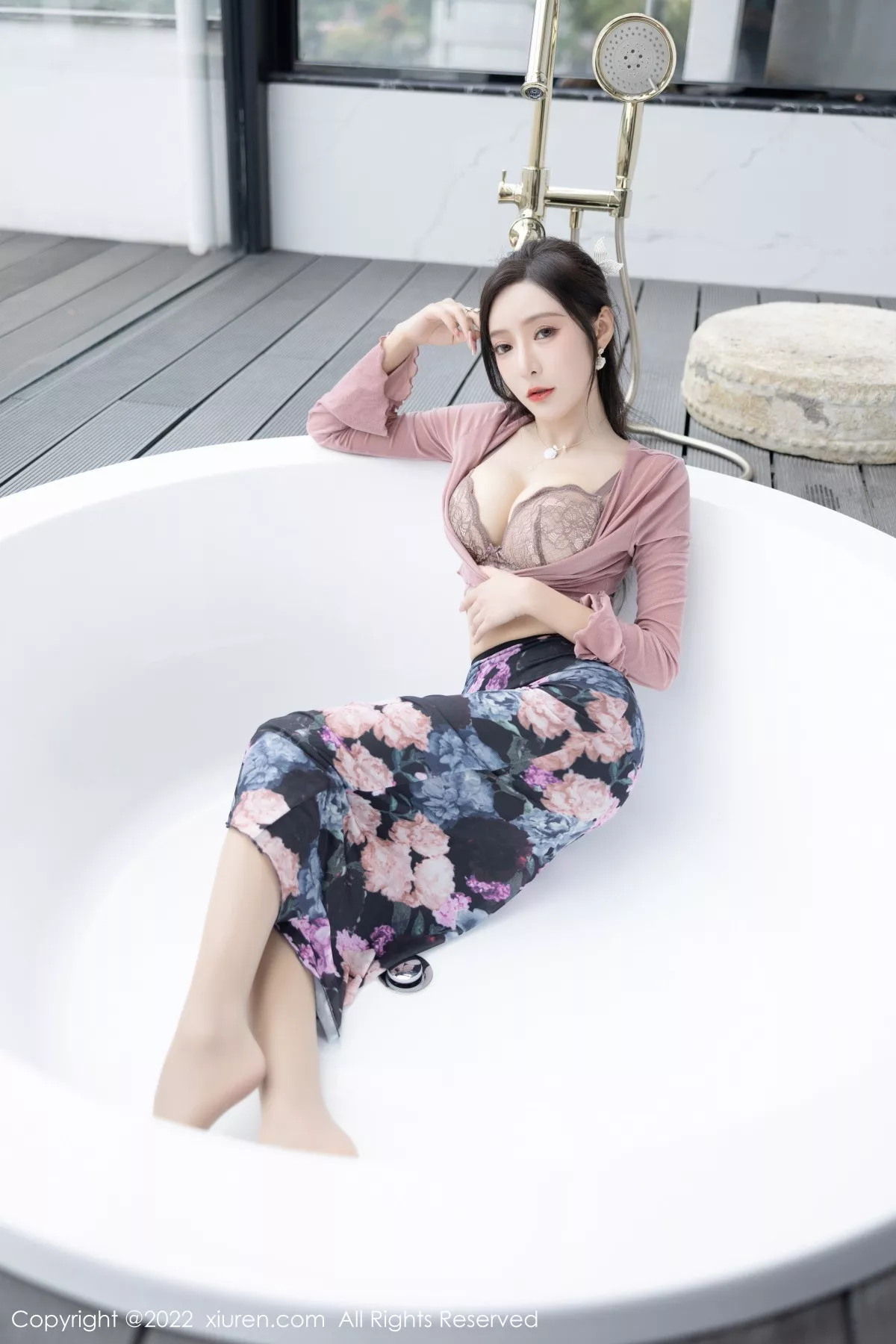 秀人集.com_[XiuRen秀人网]No.5985_女神王馨瑶yanni粉灰色上衣配花色长裙露蕾丝内衣撩人诱惑写真82P