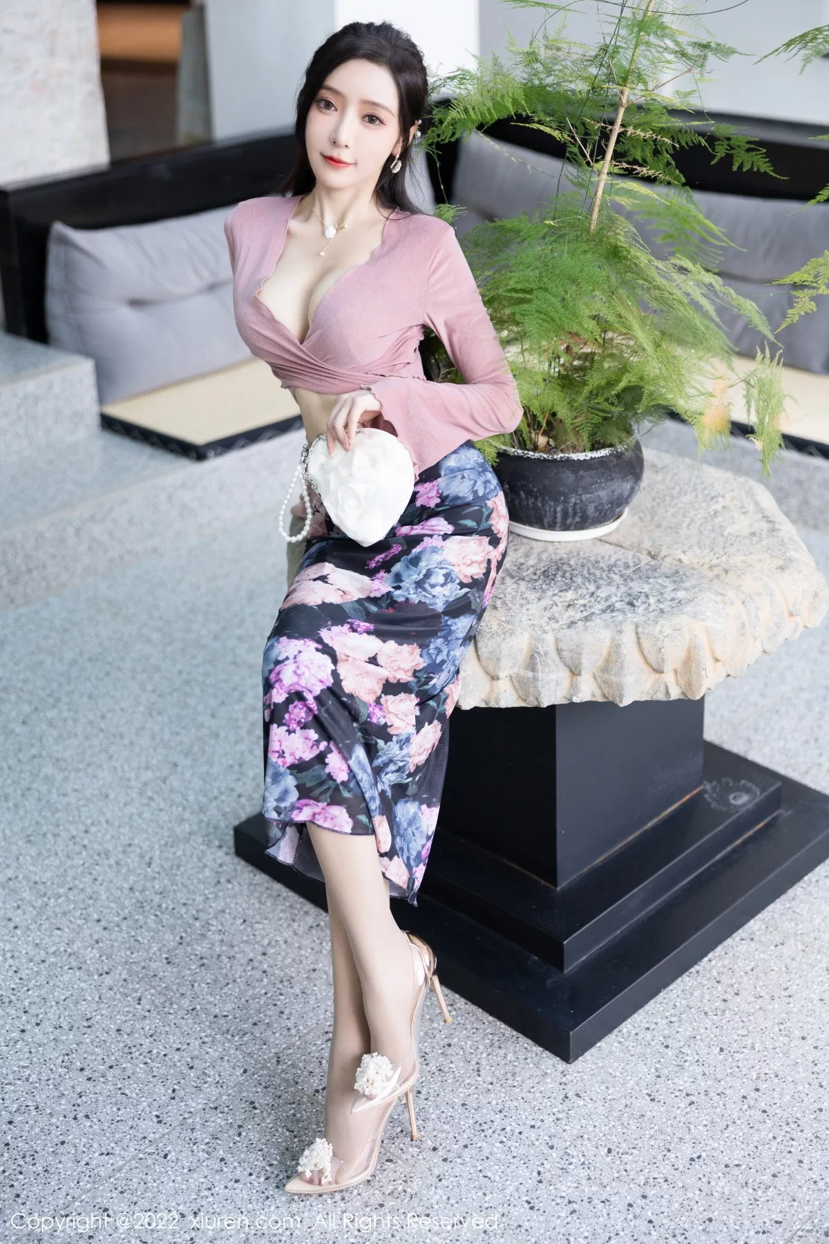 秀人集.com_[XiuRen秀人网]No.5985_女神王馨瑶yanni粉灰色上衣配花色长裙露蕾丝内衣撩人诱惑写真82P