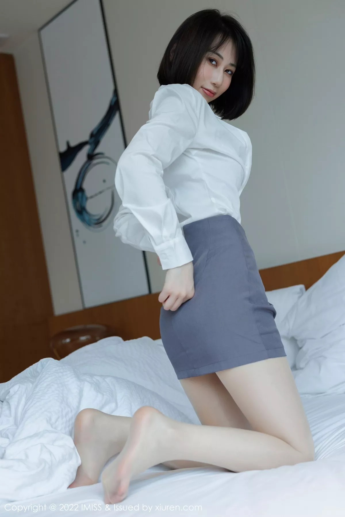 秀人集.com_[IMISS爱蜜社]Vol.709_新人模特瑞妤性感白T配灰色短裙露紫色内衣超薄肉丝迷人写真68P