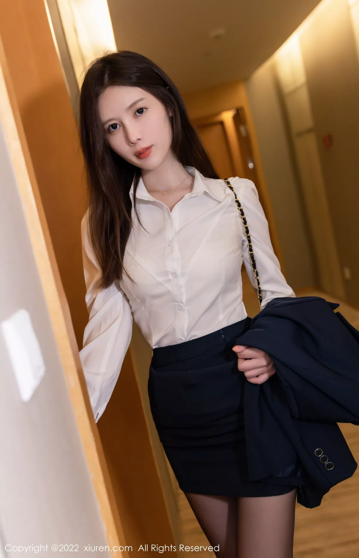 秀人集.com_[XiuRen秀人网]No.5993_模特吴雪瑶脱OL制服露白色蕾丝内衣配无内黑丝秀翘臀诱惑写真60P