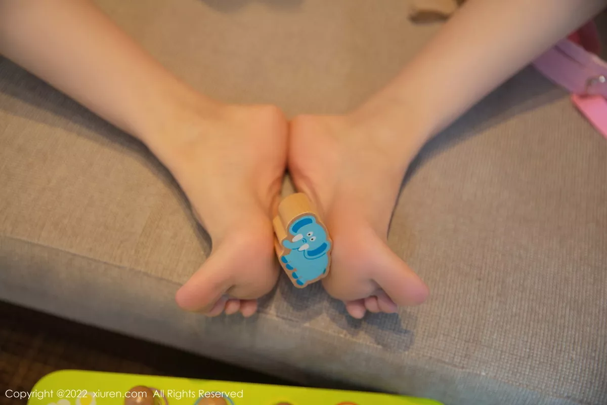 秀人集.com_[XiuRen秀人网]No.6002_模特熊小诺北京旅拍私房性感暖色轻透上衣配原色丝袜迷人写真75P