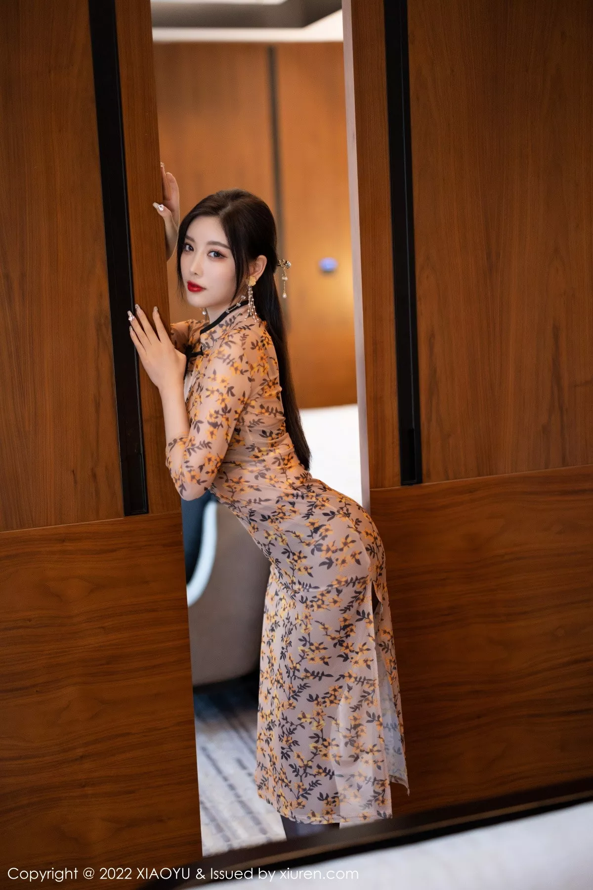 秀人集.com_[XiaoYu画语界]Vol.927_女神杨晨晨Yome脱轻透旗袍露黑色蕾丝内衣配开档黑丝诱惑写真88P