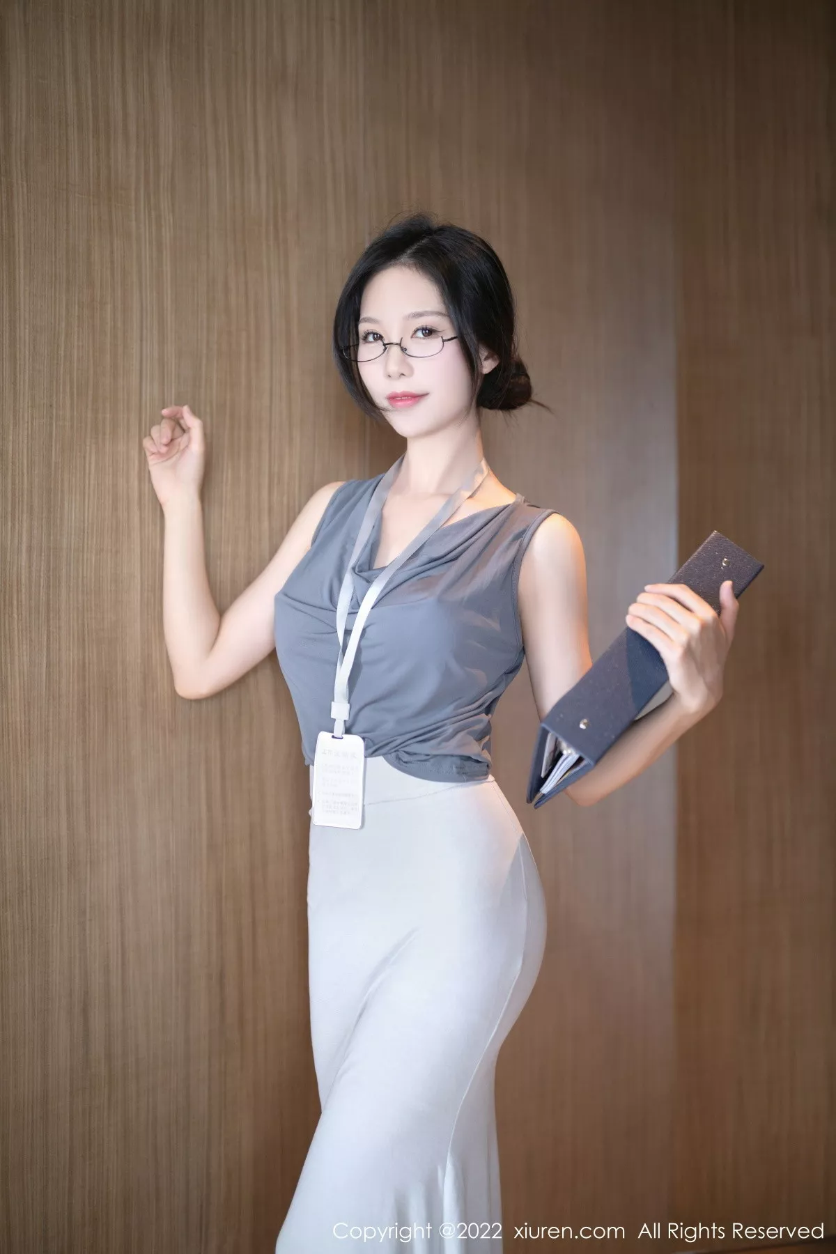 秀人集.com_[XiuRen秀人网]No.5900_模特利世灰色上衣配白长裙半撩露蕾丝内裤秀翘臀美腿诱惑写真71P