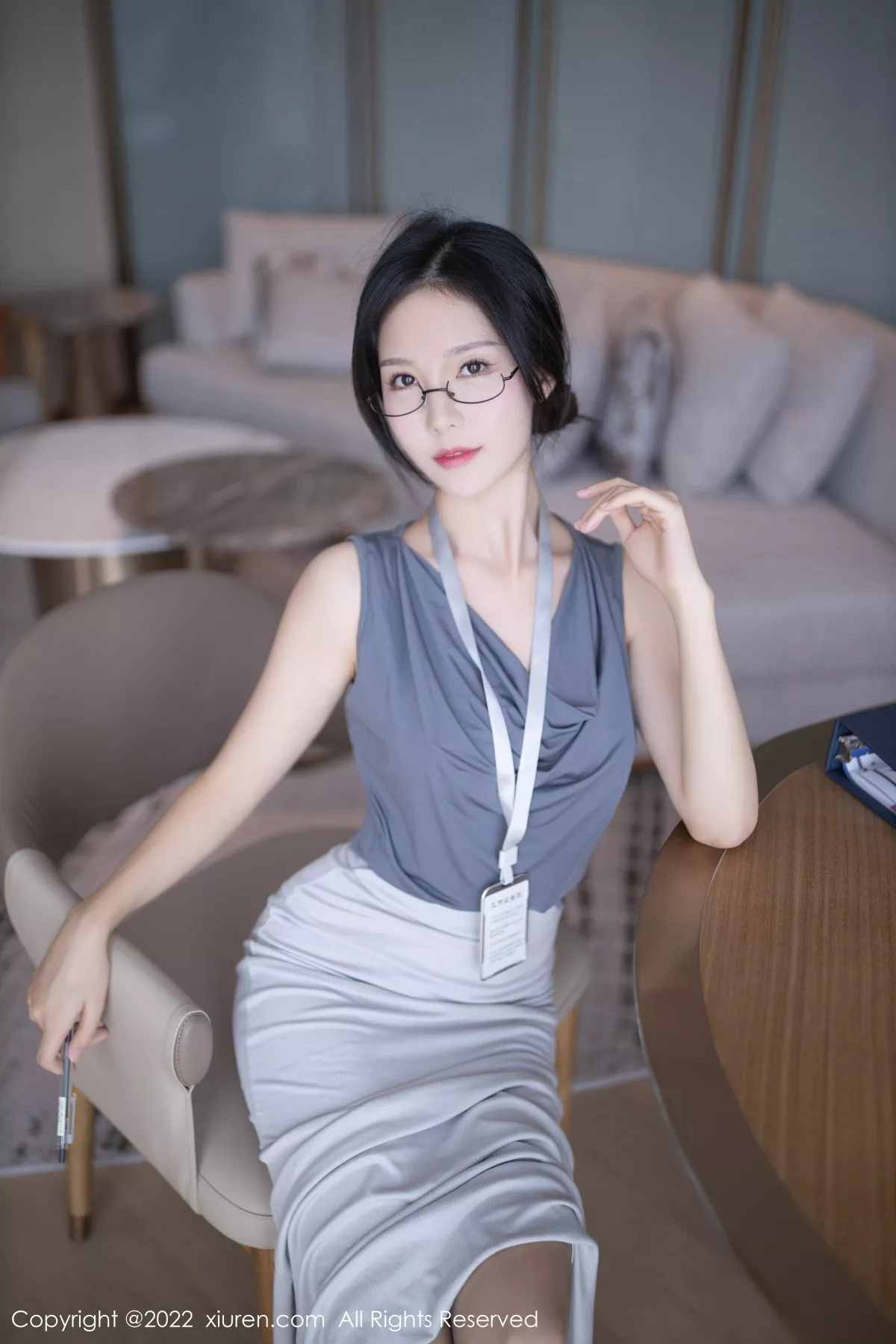 秀人集.com_[XiuRen秀人网]No.5900_模特利世灰色上衣配白长裙半撩露蕾丝内裤秀翘臀美腿诱惑写真71P