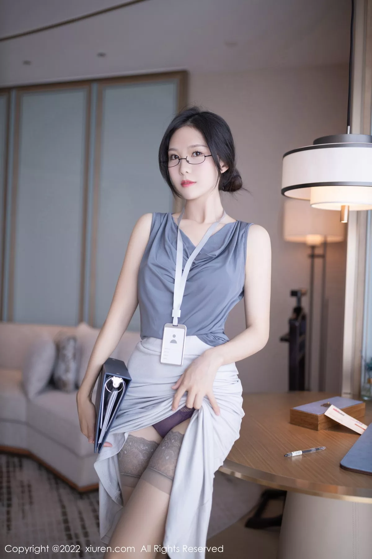 秀人集.com_[XiuRen秀人网]No.5900_模特利世灰色上衣配白长裙半撩露蕾丝内裤秀翘臀美腿诱惑写真71P