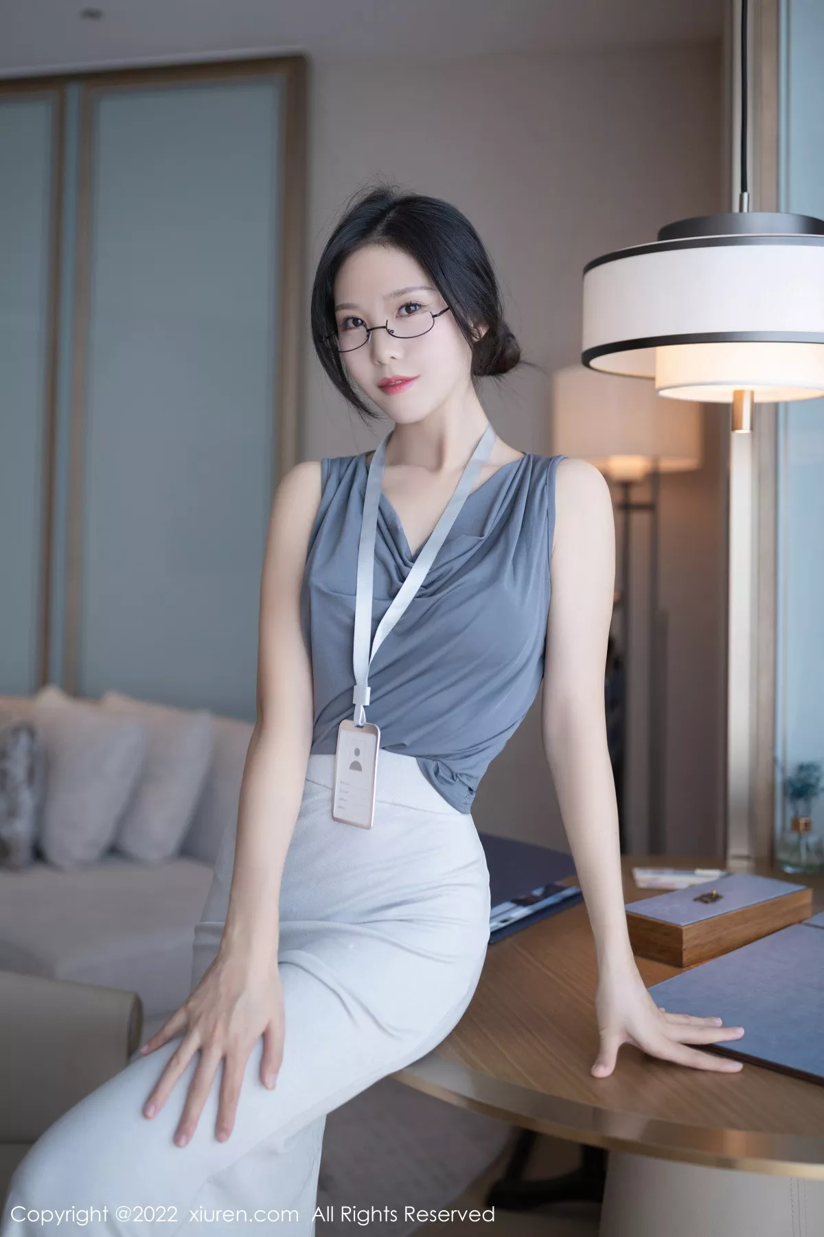 秀人集.com_[XiuRen秀人网]No.5900_模特利世灰色上衣配白长裙半撩露蕾丝内裤秀翘臀美腿诱惑写真71P