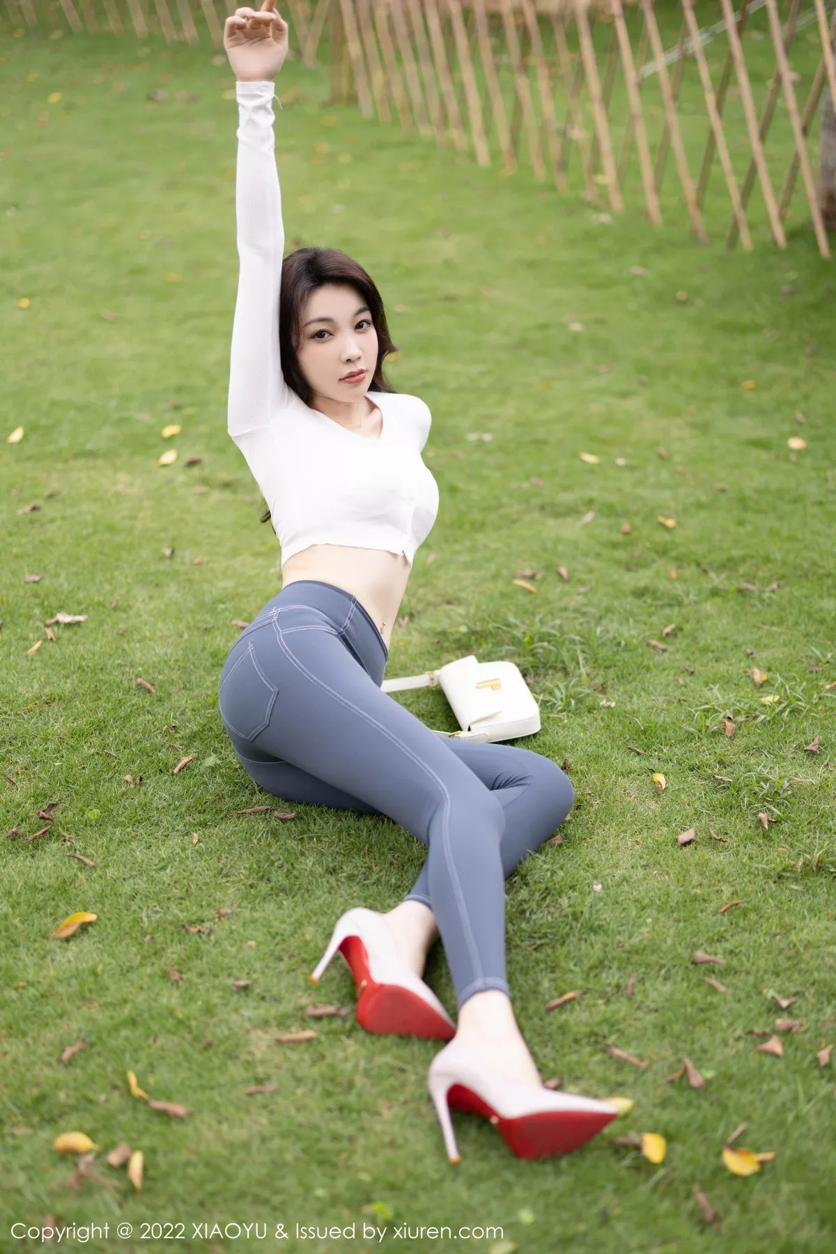 秀人集.com_[XiaoYu画语界]Vol.911_模特徐莉芝Booty白色收身衣配简约长裤+白色情趣内衣诱惑写真84P