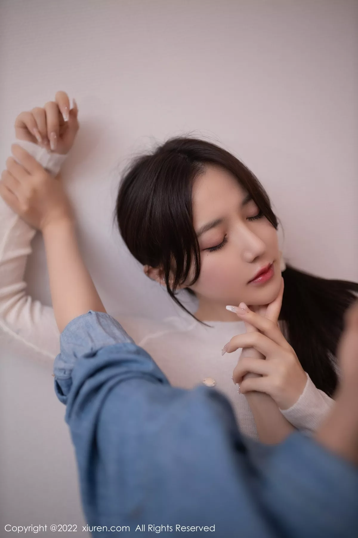 秀人集.com_[XiuRen秀人网]No.5913_模特鱼子酱Fish白色轻透上衣配性感红短裙露蕾丝内衣诱惑写真80P