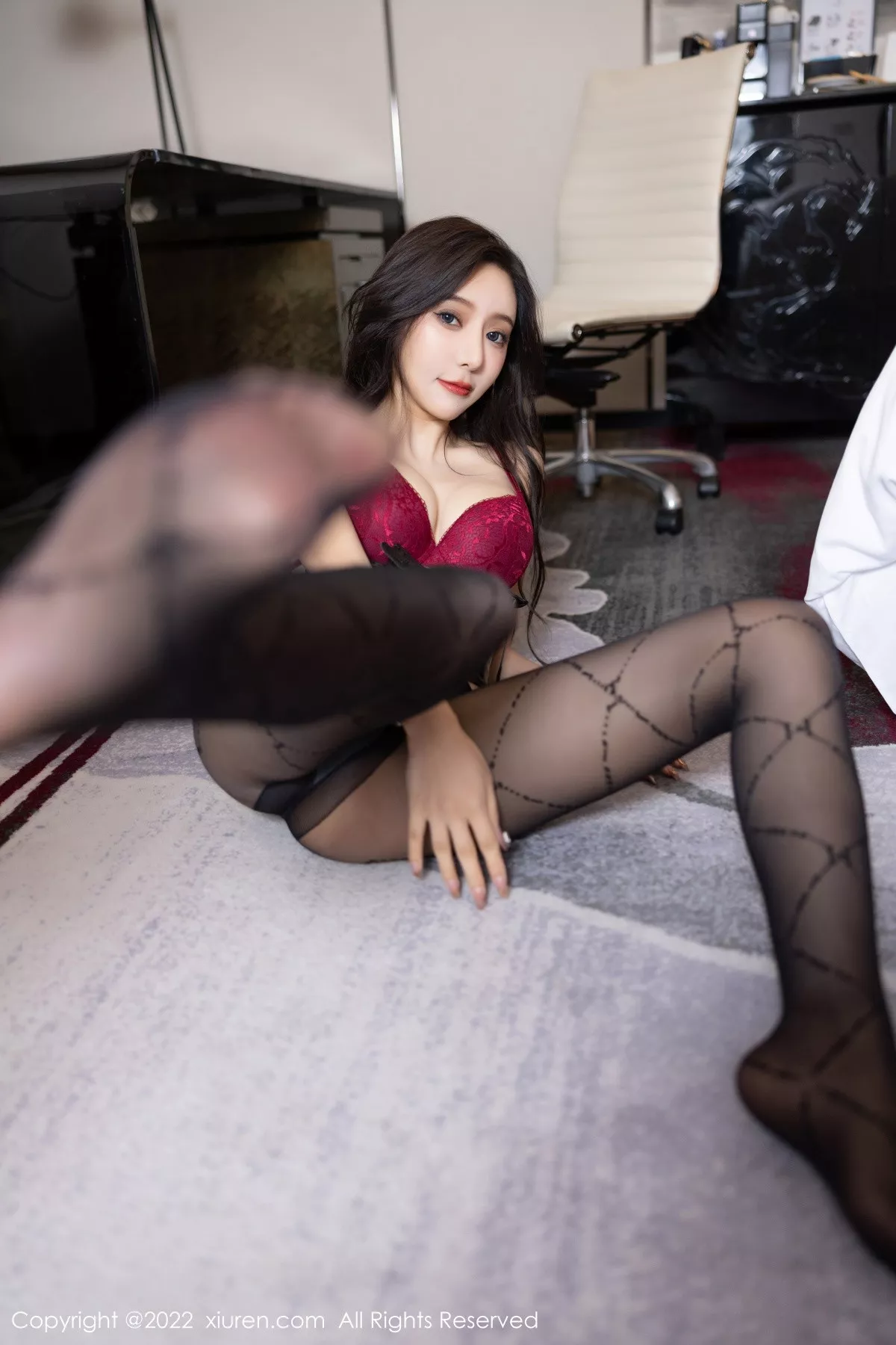 秀人集.com_[XiuRen秀人网]No.5915_女神王馨瑶yanni私房半脱露性感红色蕾丝内衣配超薄黑丝魅惑写真90P