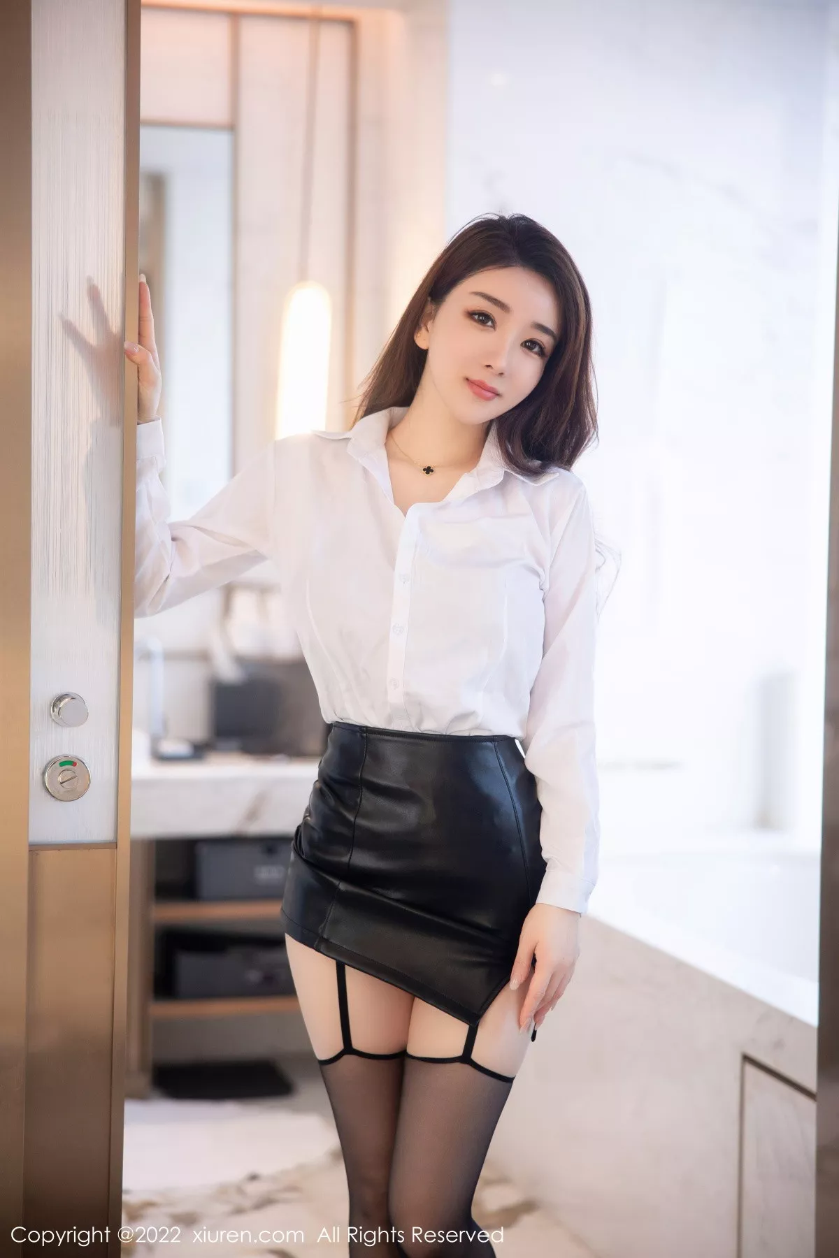 秀人集.com_[XiuRen秀人网]No.5916_模特雨儿1494性感白T配黑皮短裙露黑色内衣黑丝吊裙魅惑写真74P