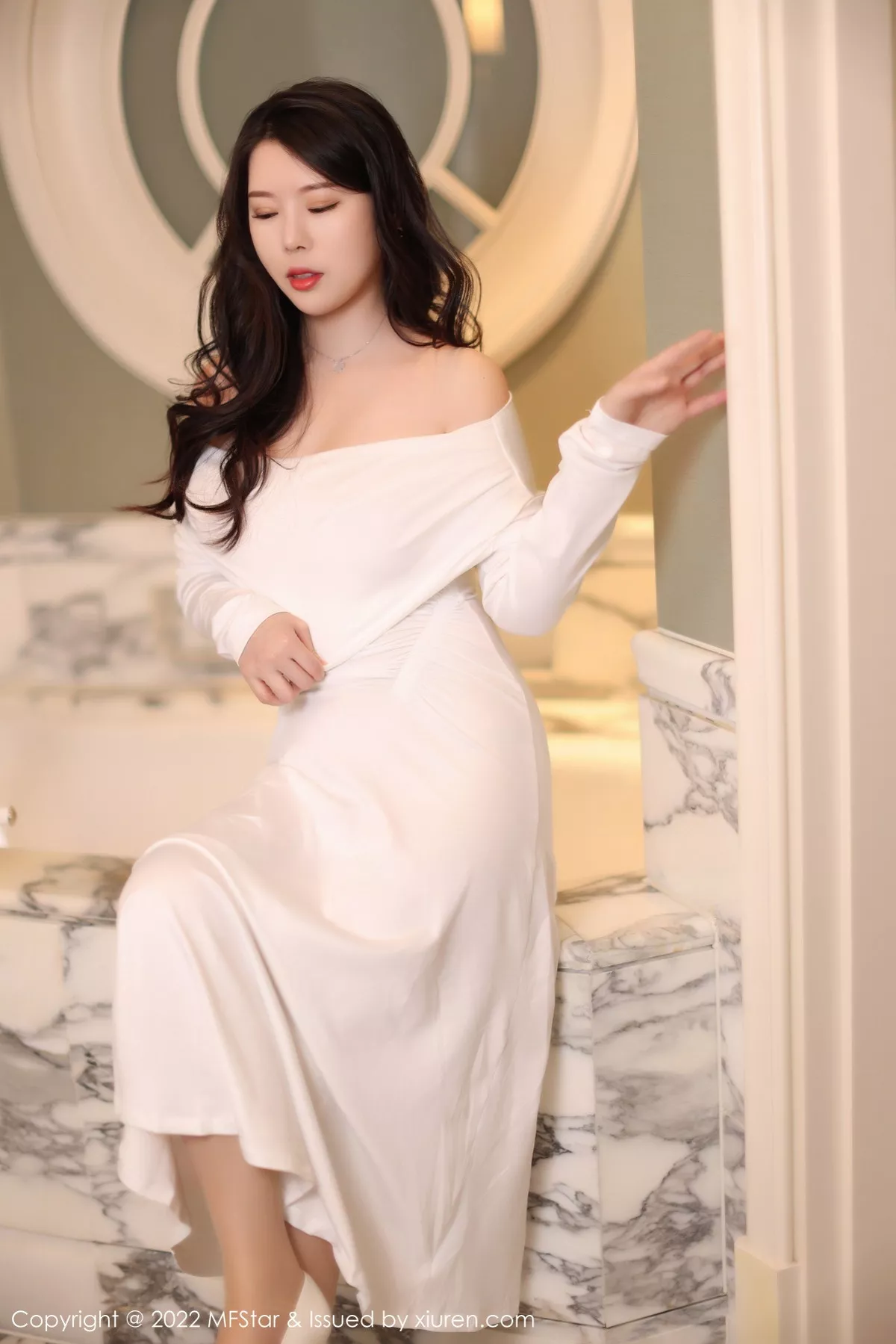 秀人集.com_[MFStar模范学院]Vol.576_模特白茹雪浴室场景白色露肩连衣长裙半脱秀雪嫩肌肤诱惑写真51P