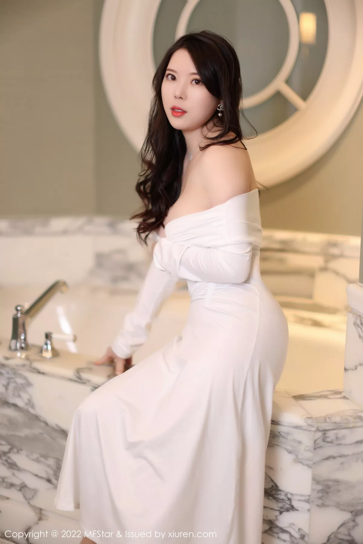 秀人集.com_[MFStar模范学院]Vol.576_模特白茹雪浴室场景白色露肩连衣长裙半脱秀雪嫩肌肤诱惑写真51P