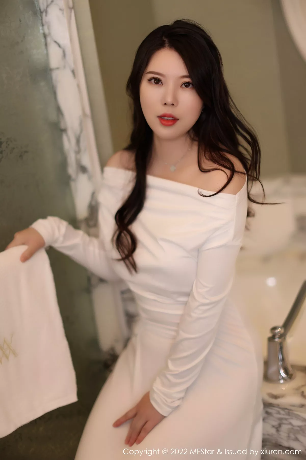 秀人集.com_[MFStar模范学院]Vol.576_模特白茹雪浴室场景白色露肩连衣长裙半脱秀雪嫩肌肤诱惑写真51P