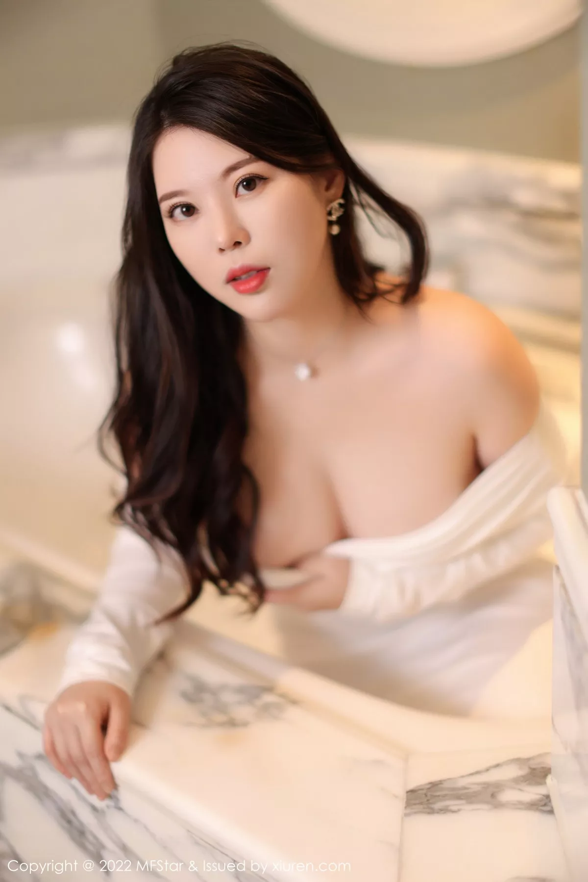秀人集.com_[MFStar模范学院]Vol.576_模特白茹雪浴室场景白色露肩连衣长裙半脱秀雪嫩肌肤诱惑写真51P