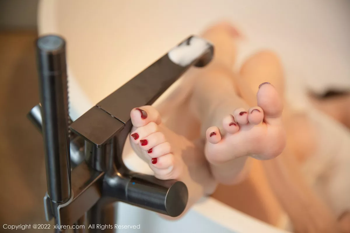 秀人集.com_[XiuRen秀人网]No.6057_模特是小逗逗白色轻透上衣配牛仔短裙半脱秀曼妙身姿迷人写真83P