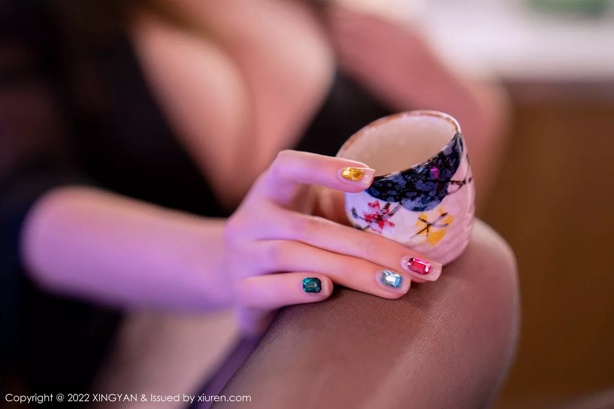 秀人集.com_[XINGYAN星颜社]VOL.163_女神王雨纯酒馆喝酒主题性感黑色内衣配超薄黑丝极致魅惑写真82P