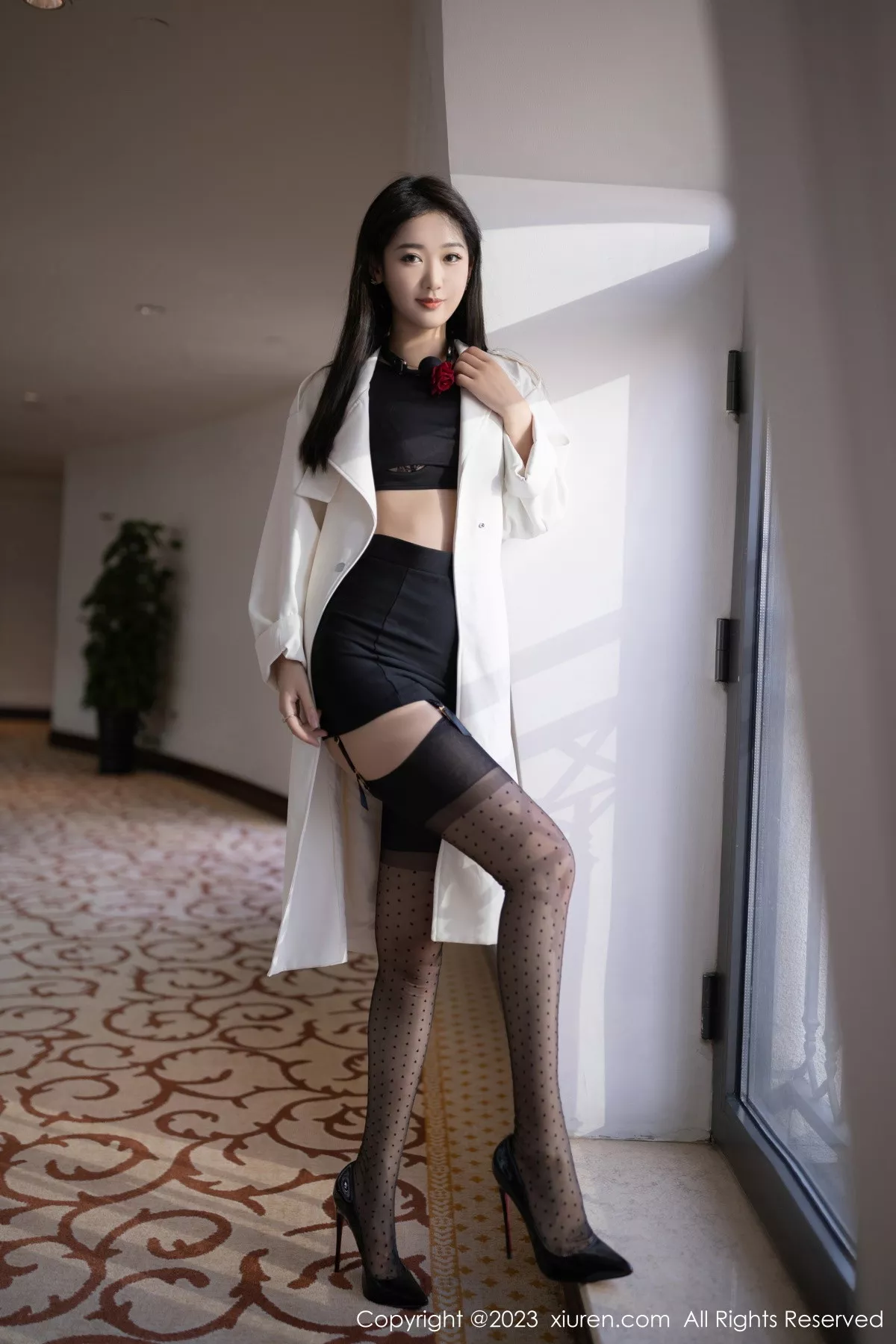 秀人集.com_[XiuRen秀人网]No.6079_模特唐安琪脱白色外衣露黑色轻透蕾丝内衣配黑丝吊袜诱惑写真83P