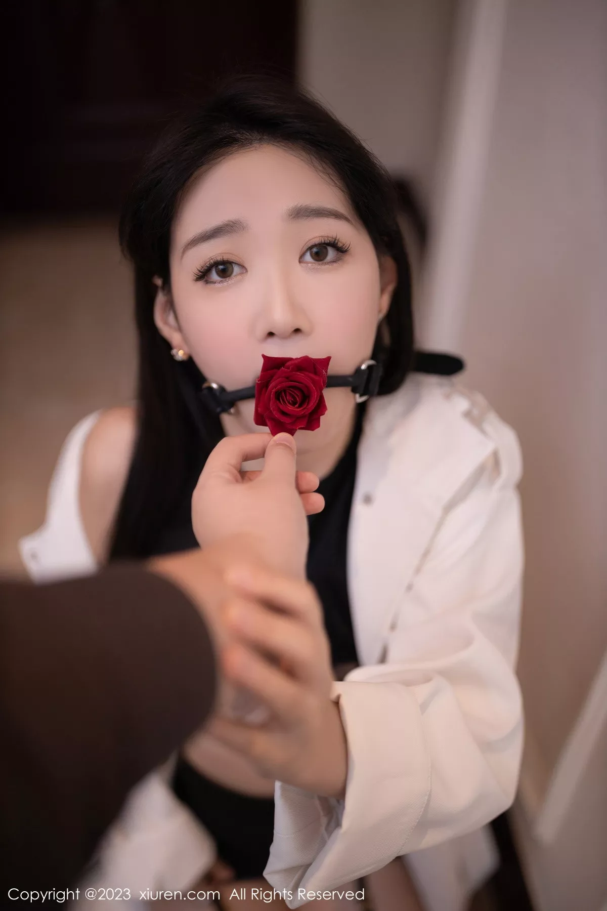 秀人集.com_[XiuRen秀人网]No.6079_模特唐安琪脱白色外衣露黑色轻透蕾丝内衣配黑丝吊袜诱惑写真83P