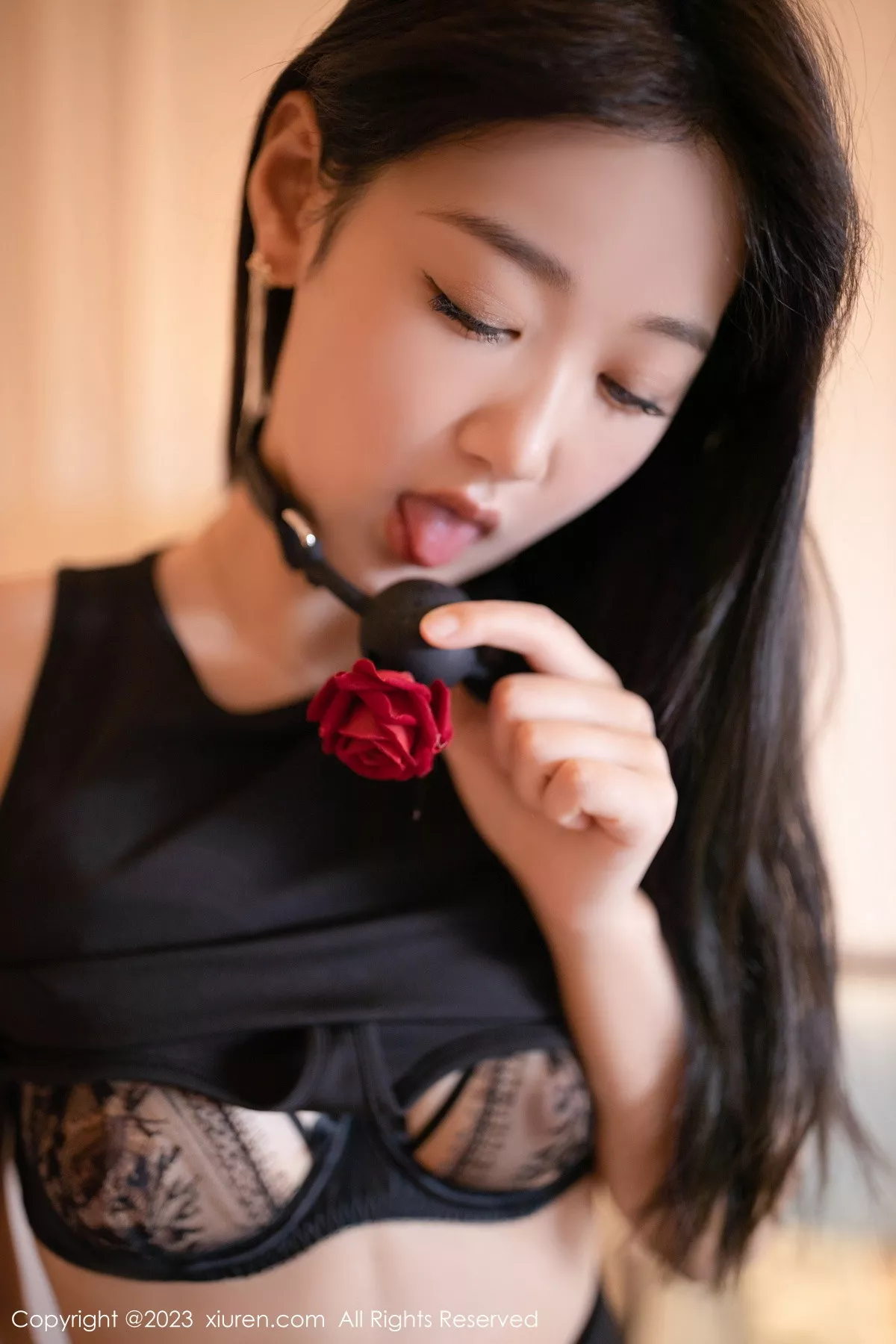 秀人集.com_[XiuRen秀人网]No.6079_模特唐安琪脱白色外衣露黑色轻透蕾丝内衣配黑丝吊袜诱惑写真83P