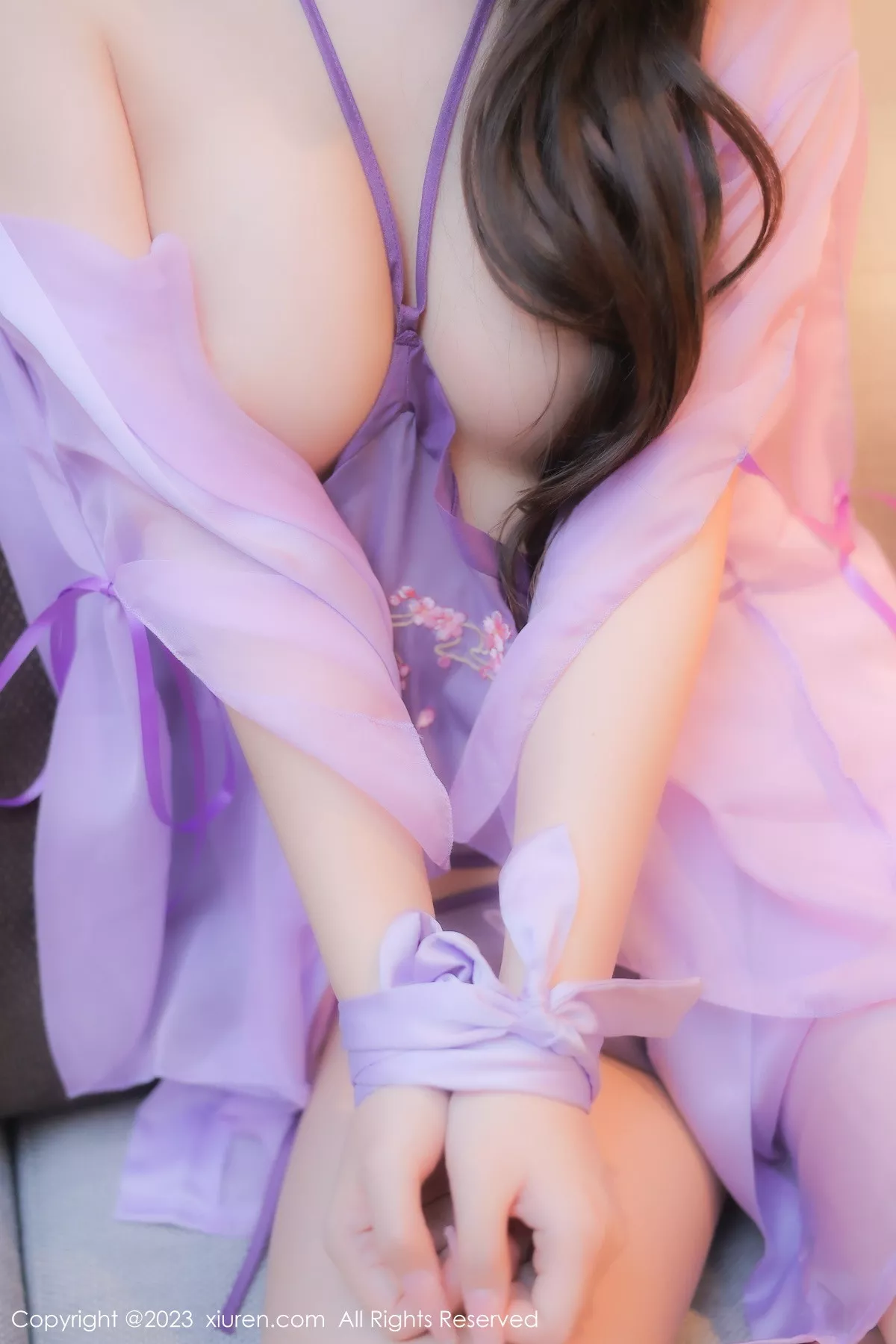 秀人集.com_[XiuRen秀人网]No.6077_模特美羊羊性感紫色古装服饰半脱露丁字裤秀翘臀美腿诱惑写真83P
