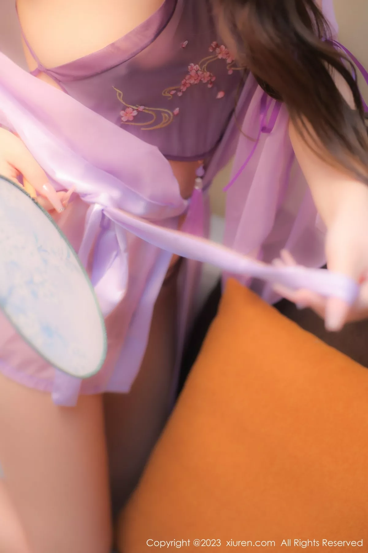 秀人集.com_[XiuRen秀人网]No.6077_模特美羊羊性感紫色古装服饰半脱露丁字裤秀翘臀美腿诱惑写真83P