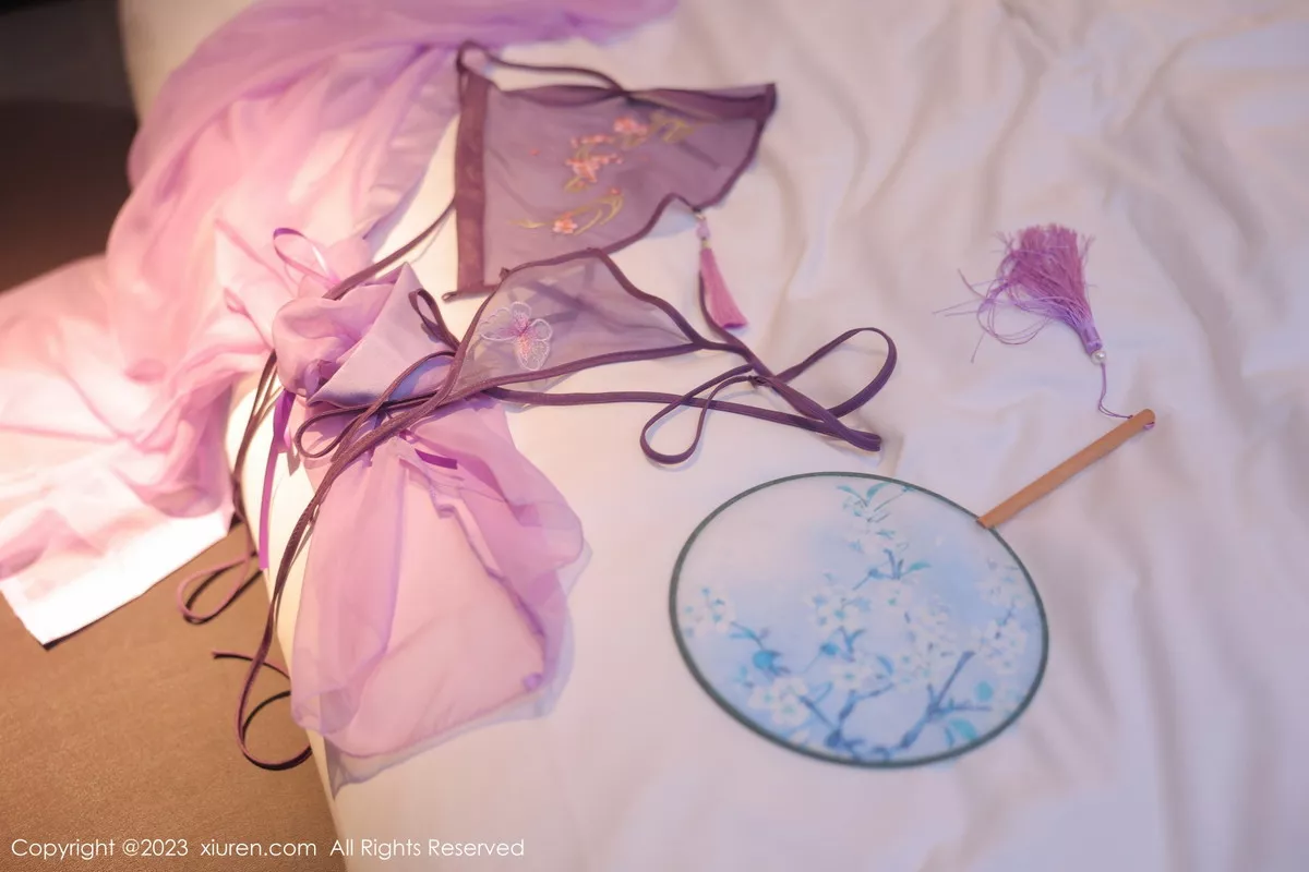 秀人集.com_[XiuRen秀人网]No.6077_模特美羊羊性感紫色古装服饰半脱露丁字裤秀翘臀美腿诱惑写真83P