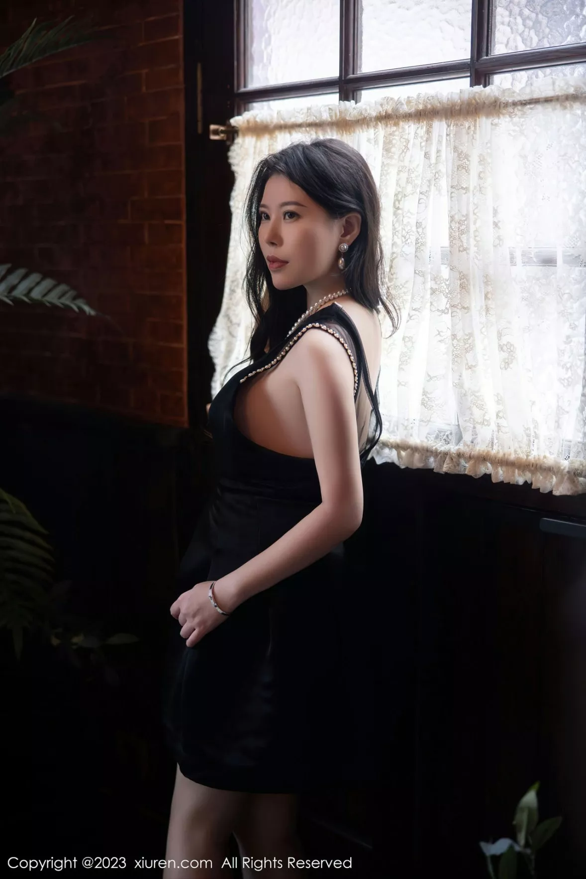 秀人集.com_[XiuRen秀人网]No.6089_模特白茹雪半脱连衣裙露性感红色蕾丝内衣秀丰腴身材诱惑写真72P