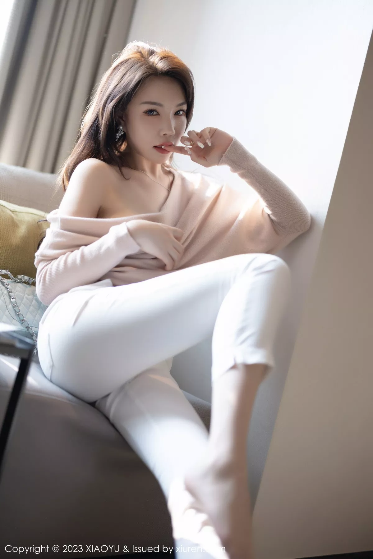 秀人集.com_[XiaoYu画语界]Vol.940_女神徐莉芝Booty浅暖色上衣配白色长裤露白色刺绣内衣诱惑写真93P