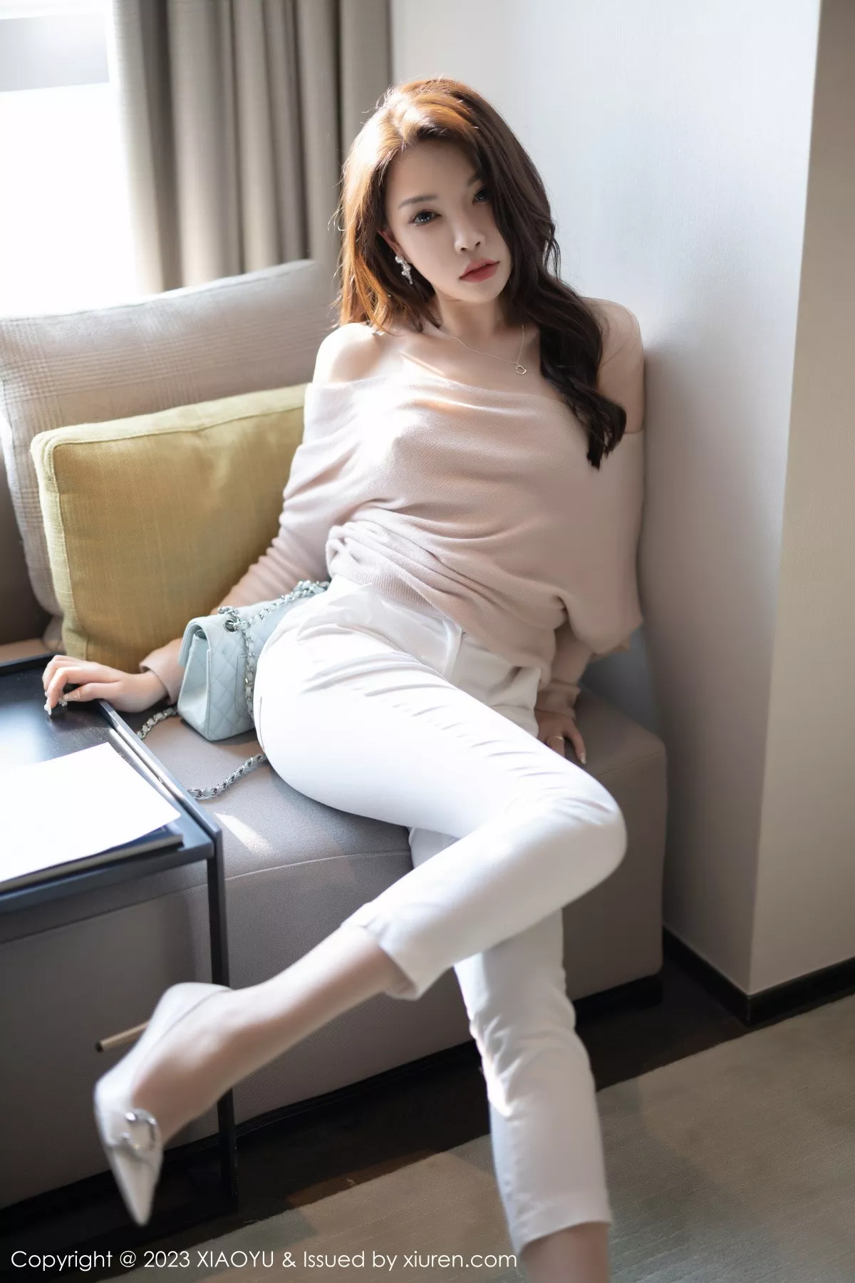 秀人集.com_[XiaoYu画语界]Vol.940_女神徐莉芝Booty浅暖色上衣配白色长裤露白色刺绣内衣诱惑写真93P