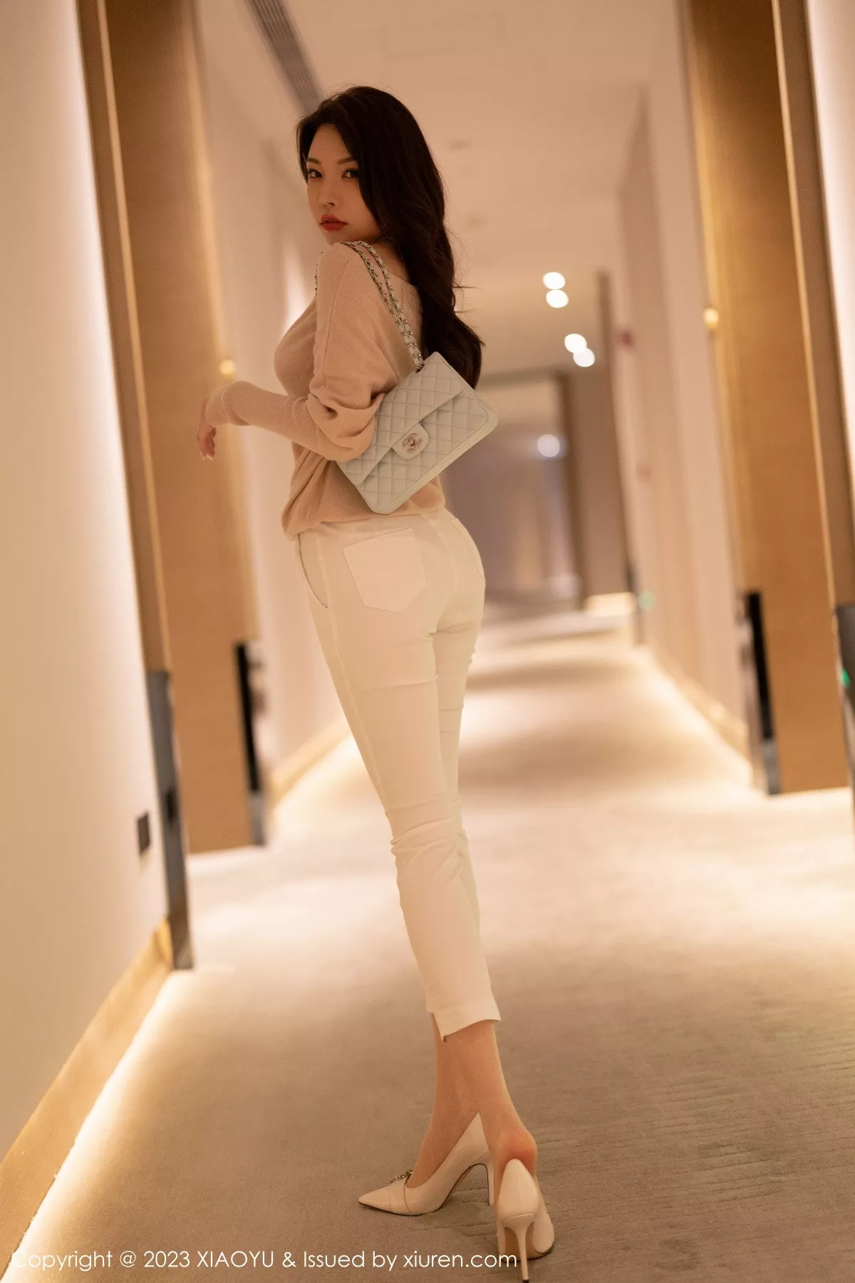 秀人集.com_[XiaoYu画语界]Vol.940_女神徐莉芝Booty浅暖色上衣配白色长裤露白色刺绣内衣诱惑写真93P