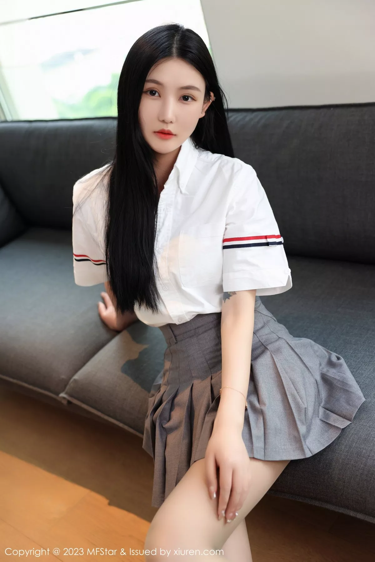 秀人集.com_[MFStar模范学院]Vol.578_模特Ai西西里性感简约白T配灰短裙露白色蕾丝内衣撩人诱惑写真62P