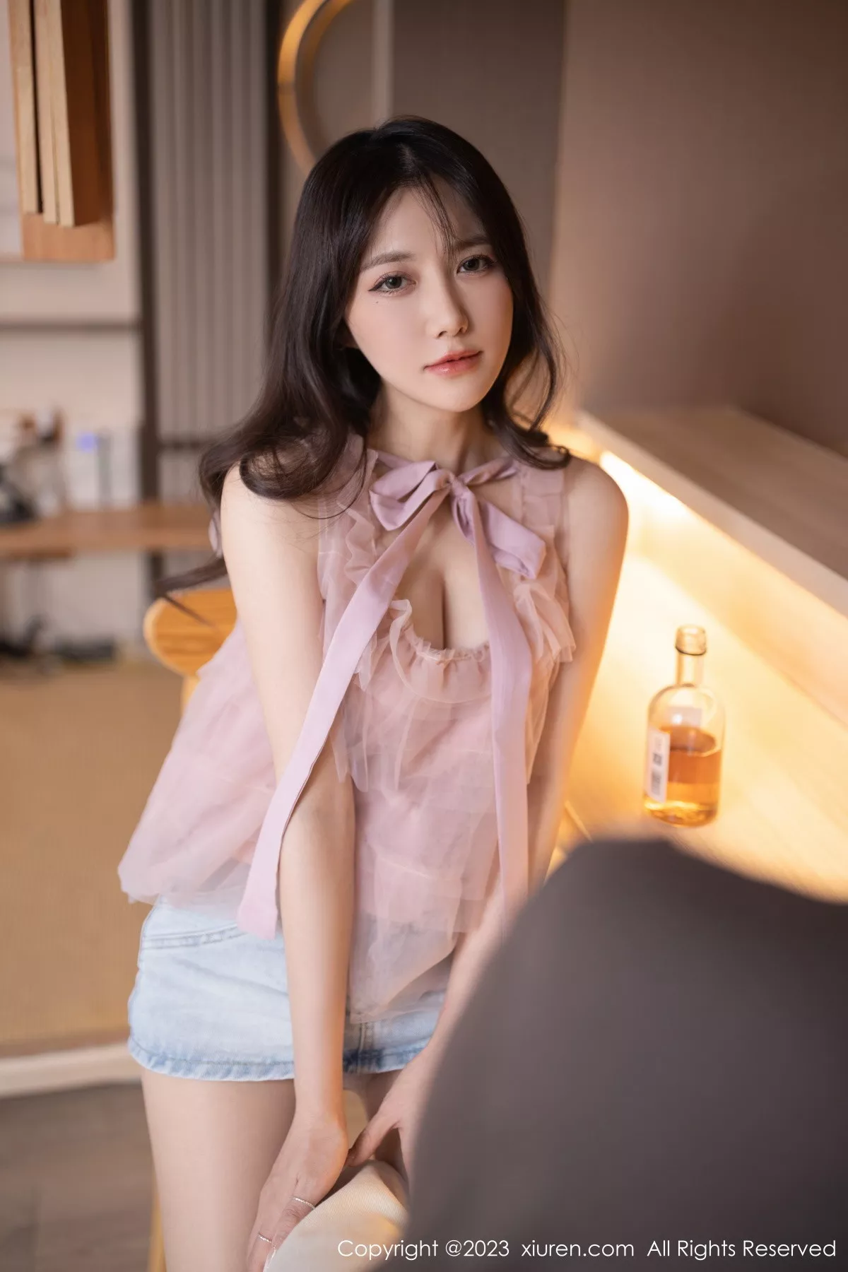 秀人集.com_[XiuRen秀人网]No.6100_模特鱼子酱Fish浅粉色上衣配牛仔短裙露性感粉色内衣诱惑写真85P